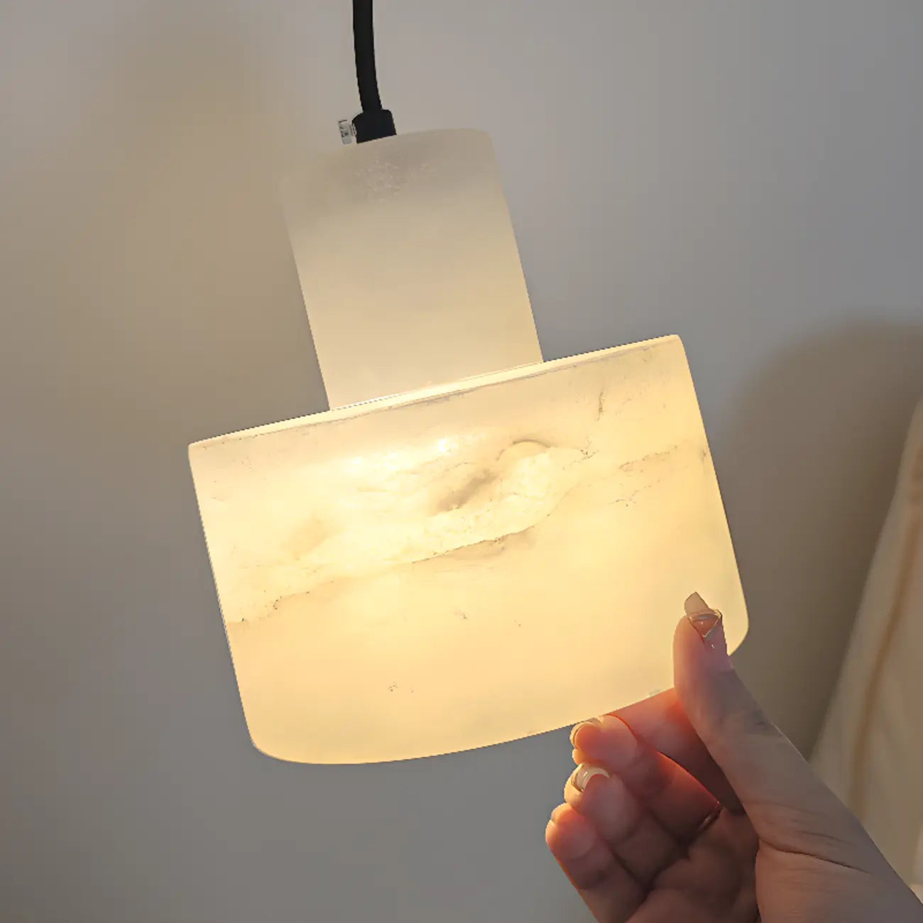 Suspension cylindrique moderne en pierre blanche