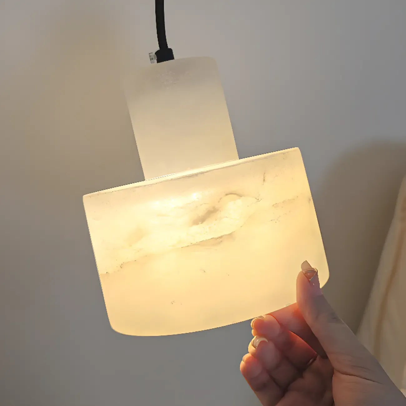 Suspension cylindrique moderne en pierre blanche