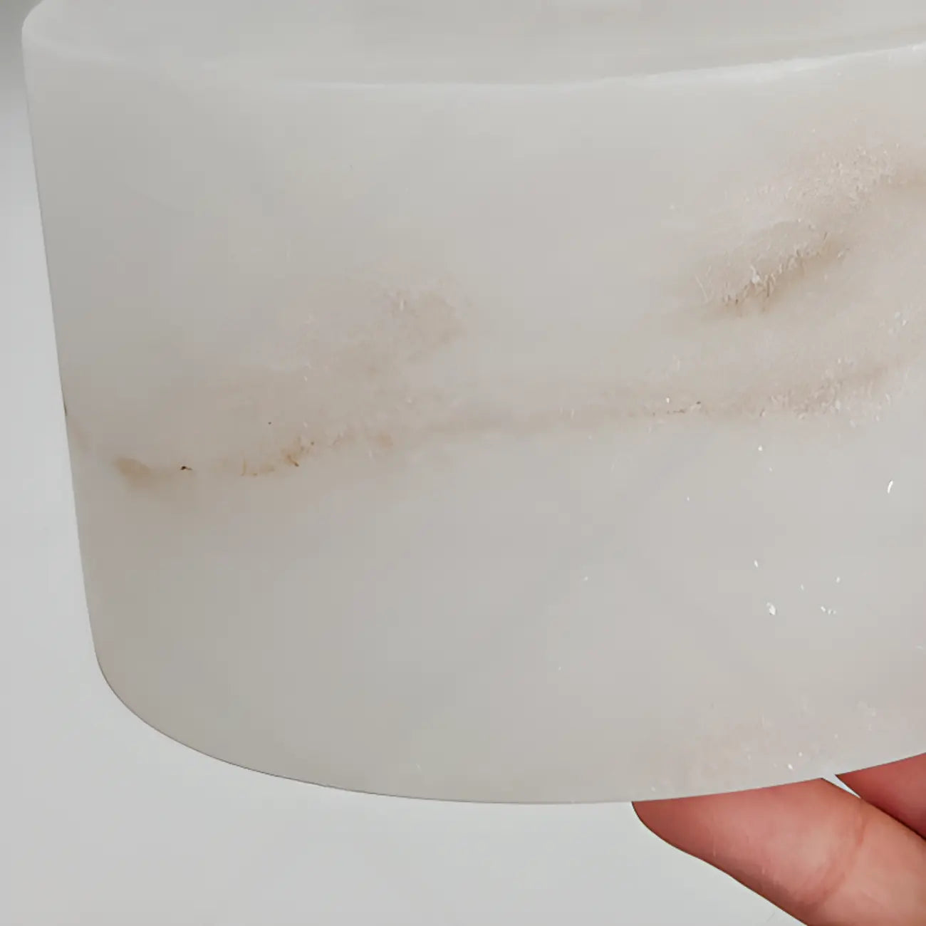 Suspension cylindrique moderne en pierre blanche