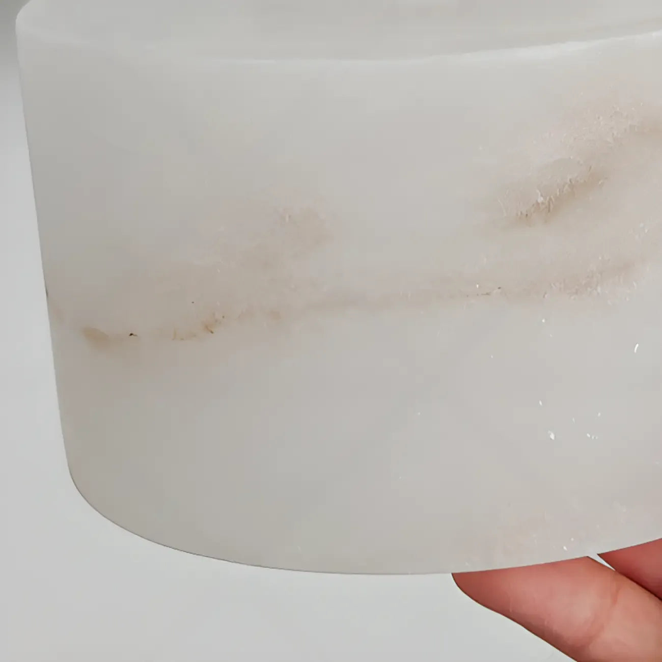 Suspension cylindrique moderne en pierre blanche