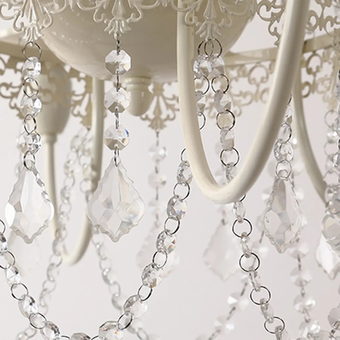 Lustre candélabre en métal blanc cristal et couronne