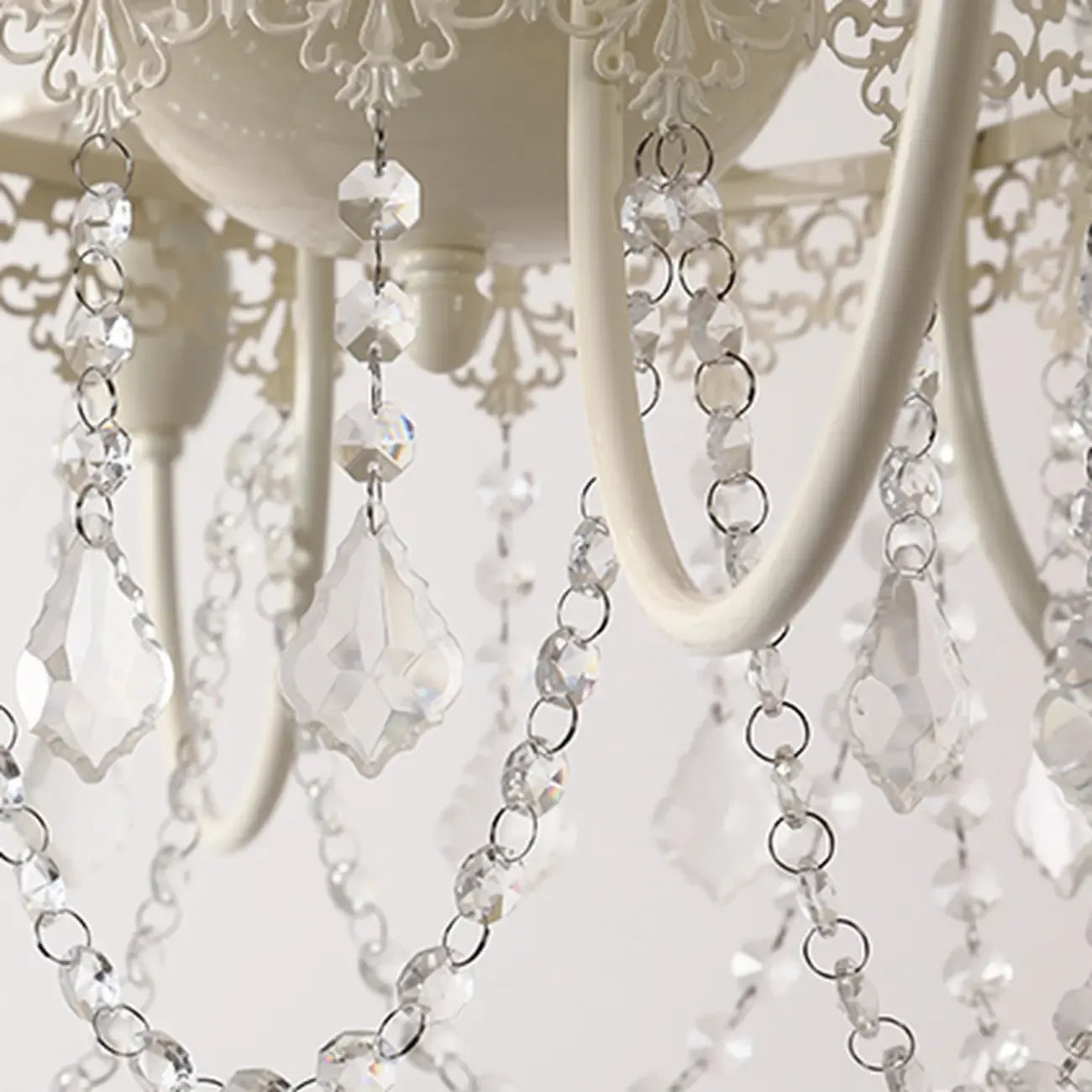 Lustre candélabre en métal blanc cristal et couronne