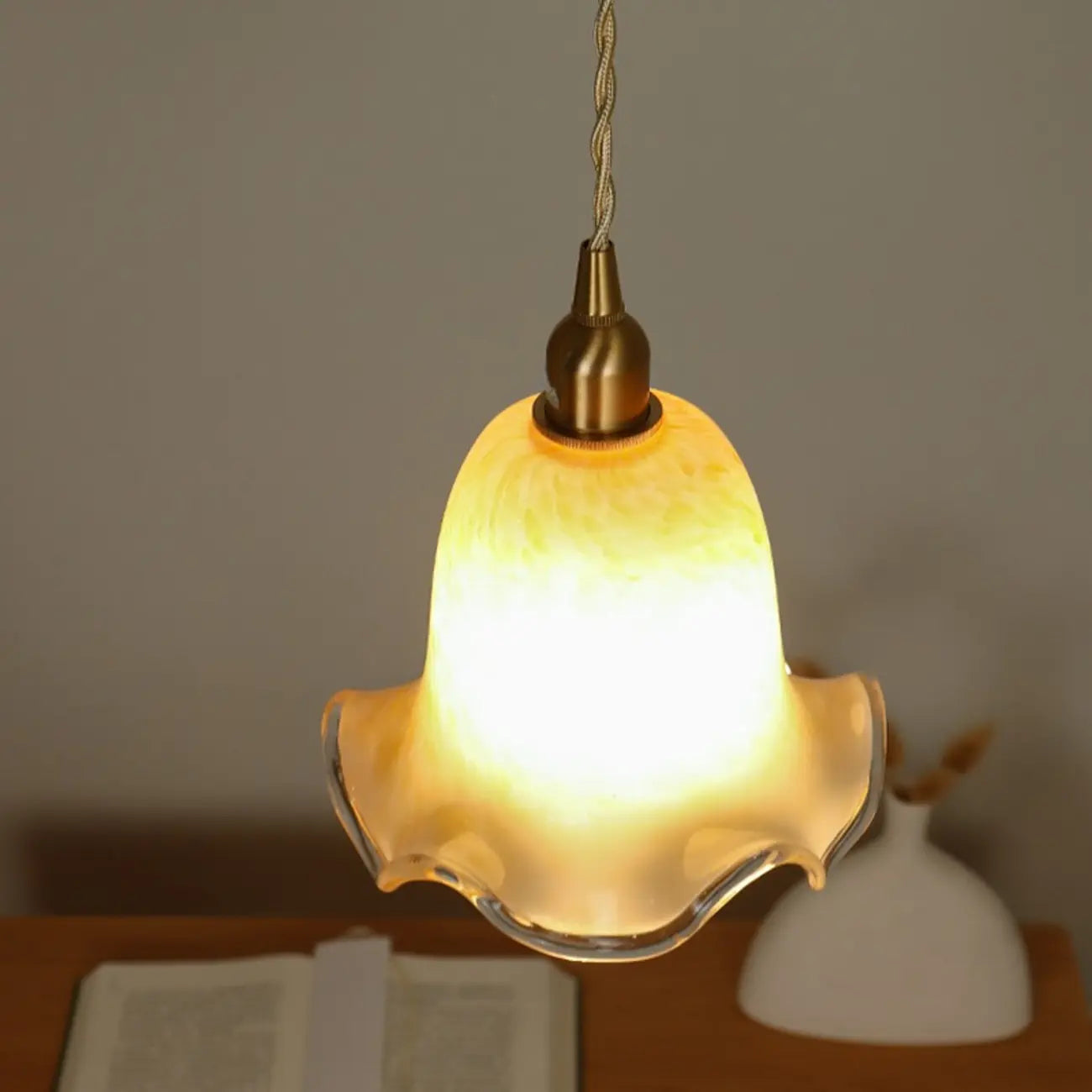 Suspension moderne en verre doré en forme de fleur