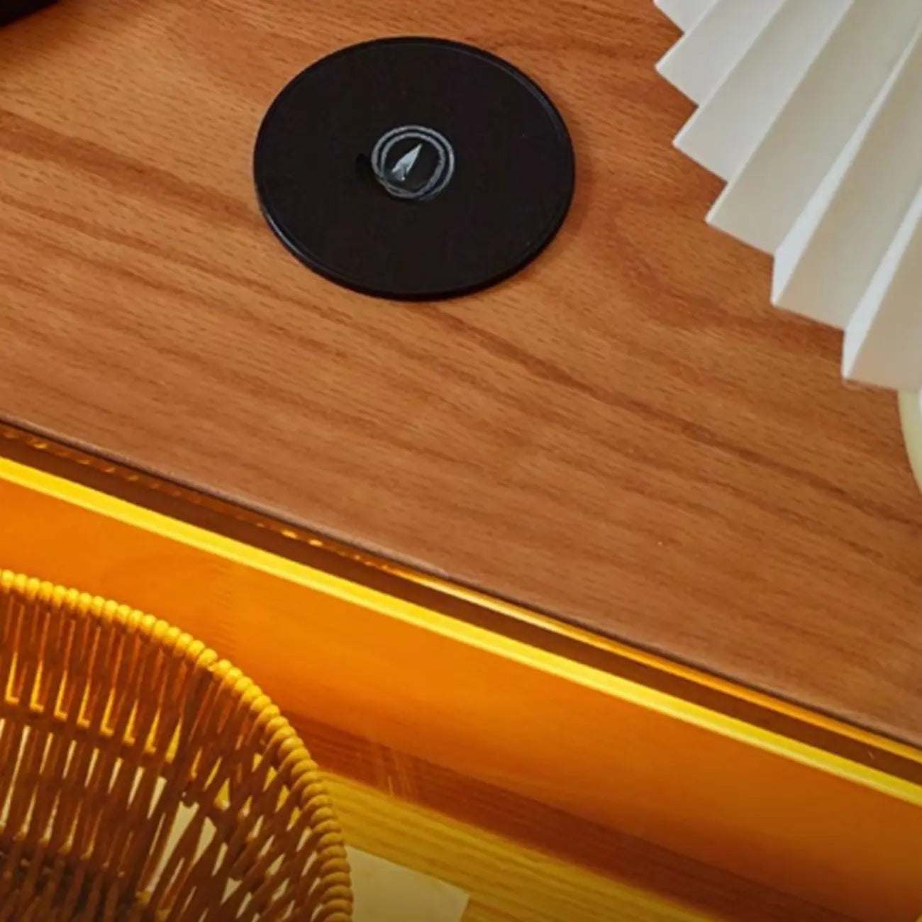 Table de chevet de rangement robuste en bois de cerisier avec éclairage intégré