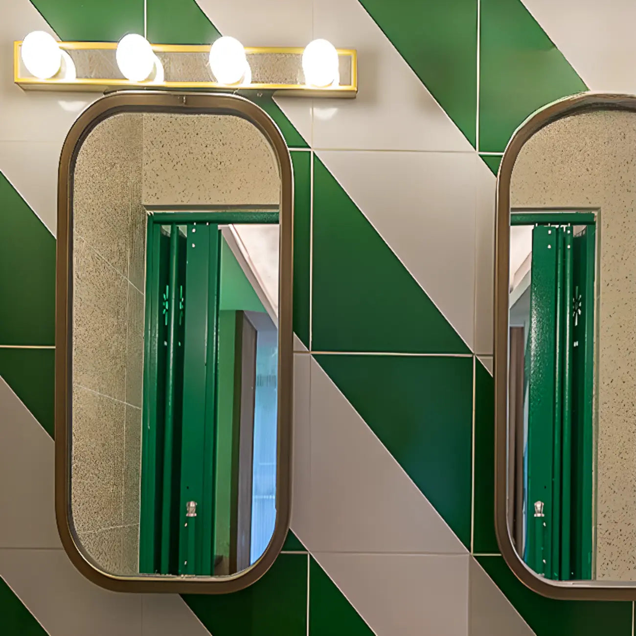 Applique murale LED dorée moderne et droite à 4 lumières pour salle de bain