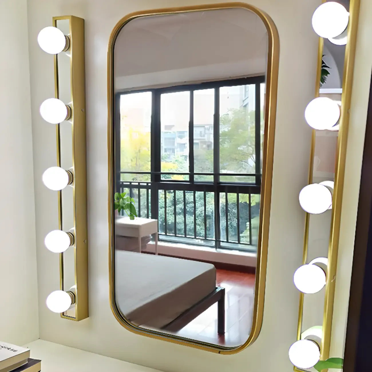 Applique murale LED dorée moderne et droite à 4 lumières pour salle de bain