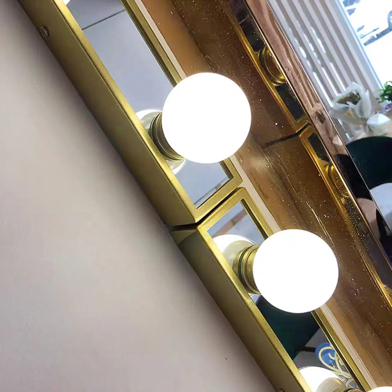 Applique murale LED dorée moderne et droite à 4 lumières pour salle de bain