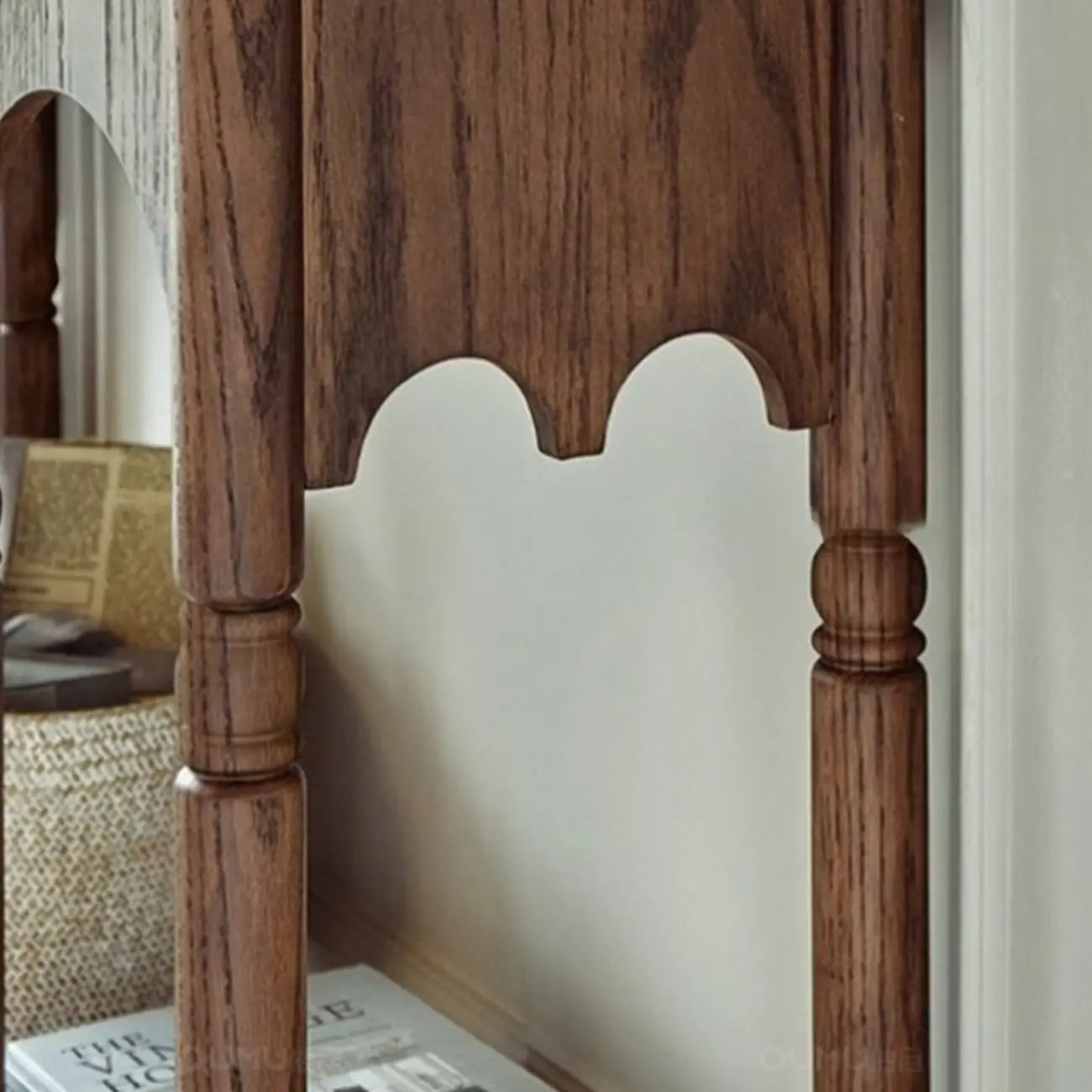 Console rectangulaire en bois brun avec étagères