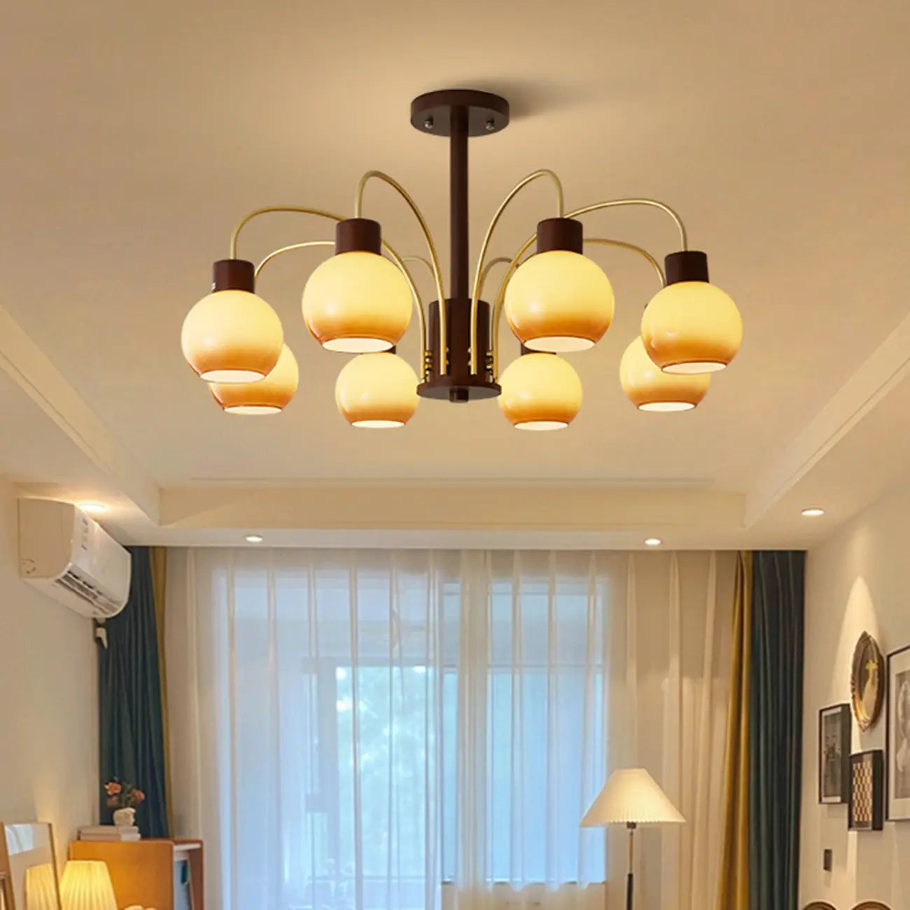 Lustre classique en métal doré et verre ambré