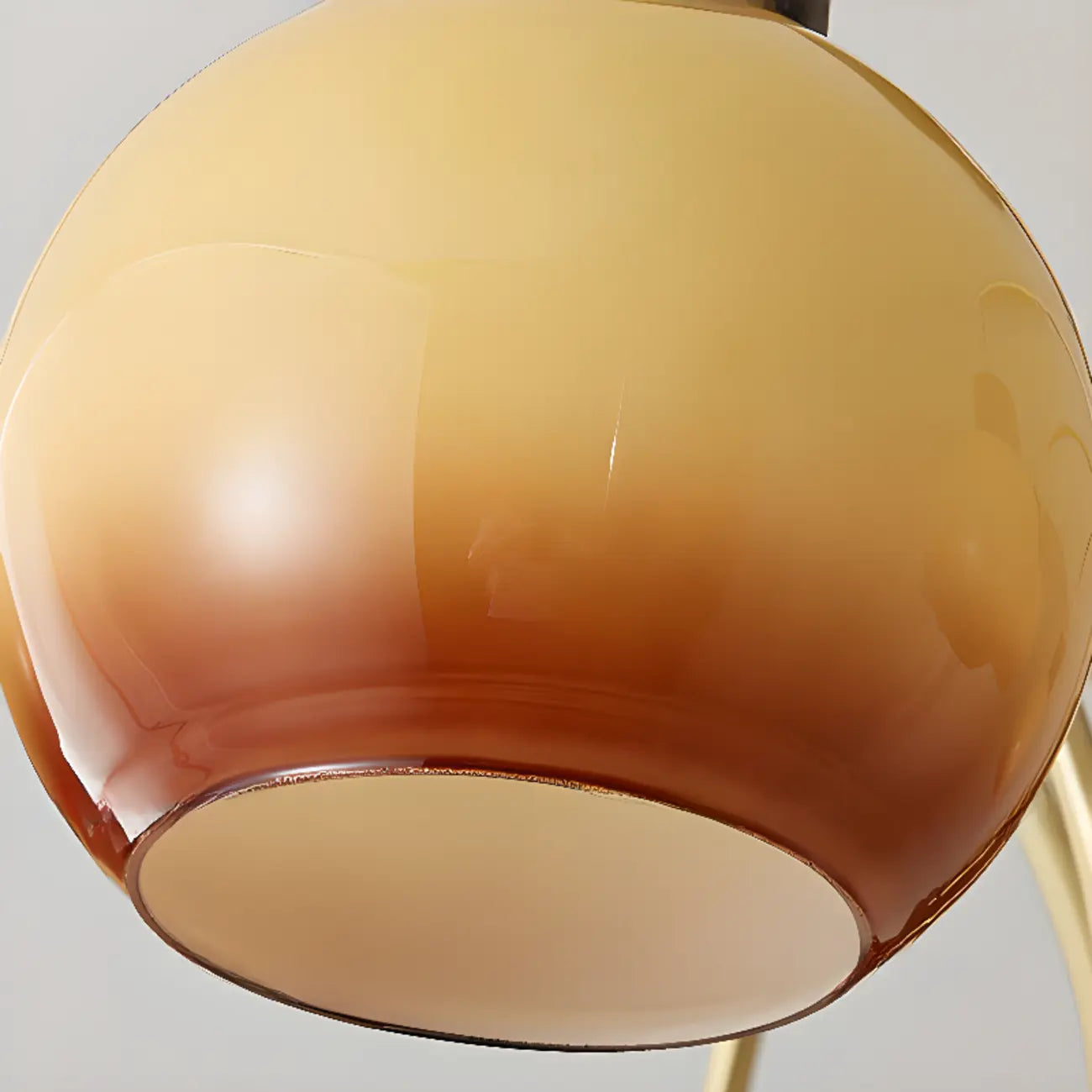 Lustre classique en métal doré et verre ambré