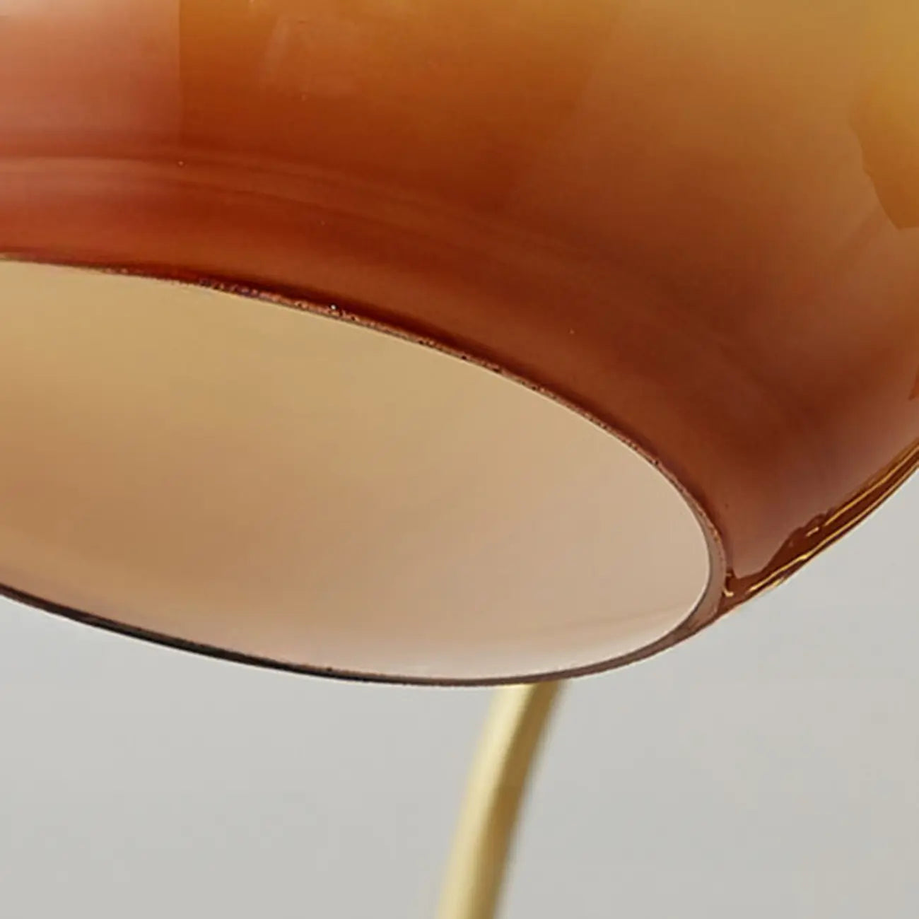 Lustre classique en métal doré et verre ambré