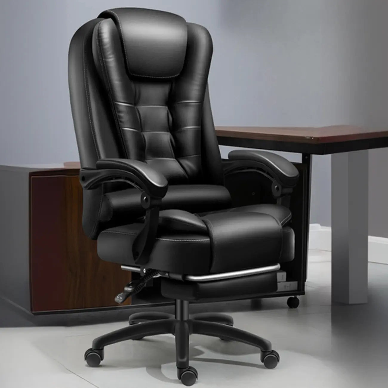 Fauteuil de bureau pivotant ergonomique en cuir noir avec repose-pieds