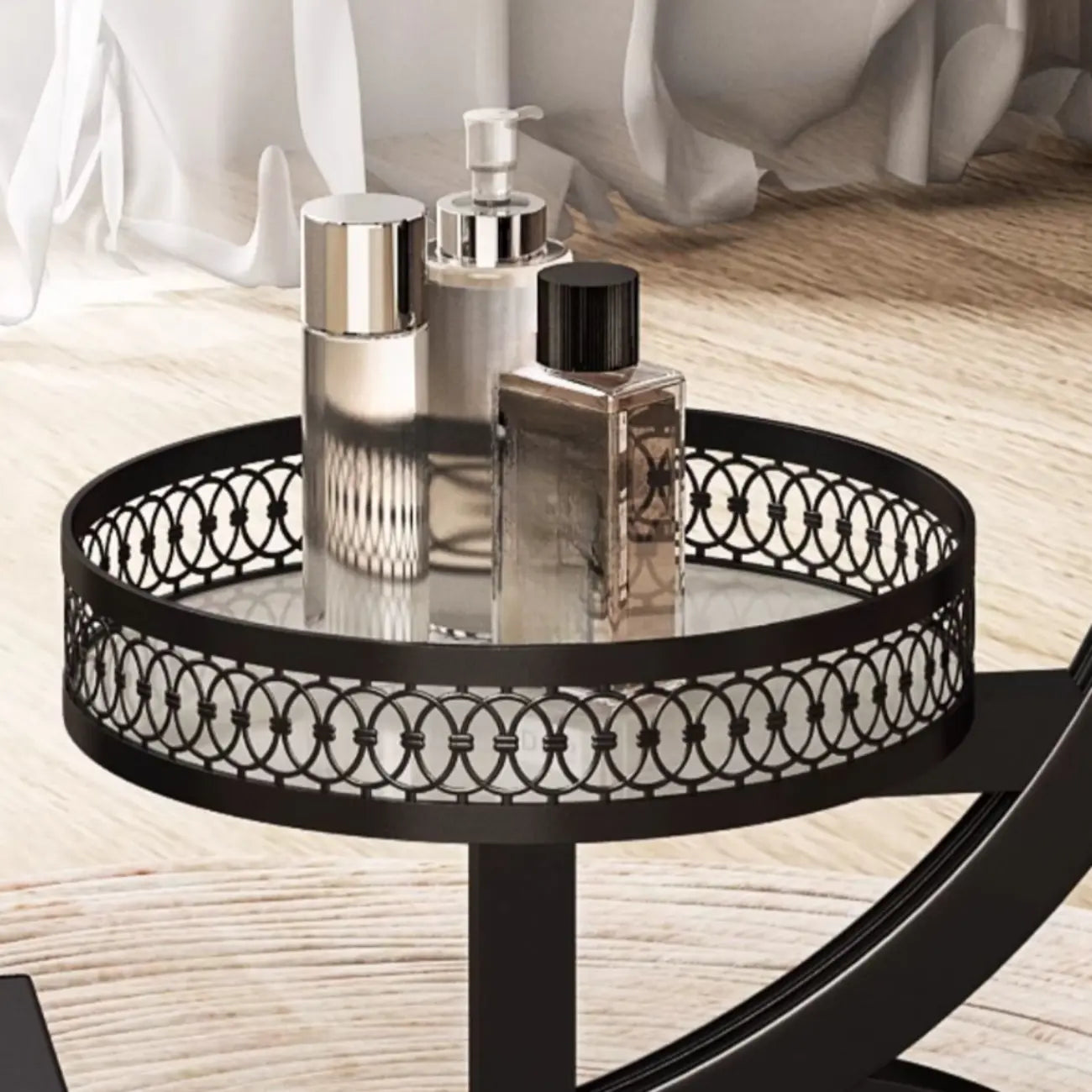 Table d'appoint en forme de C avec plateau en pierre et piètement en métal.