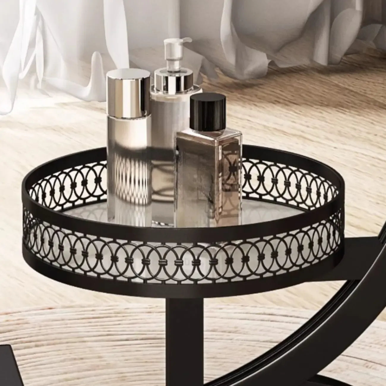 Table d'appoint en forme de C avec plateau en pierre et piètement en métal.