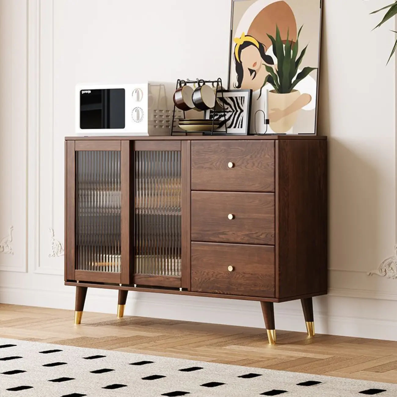 Buffet à trois tiroirs en bois brun avec portes coulissantes en verre