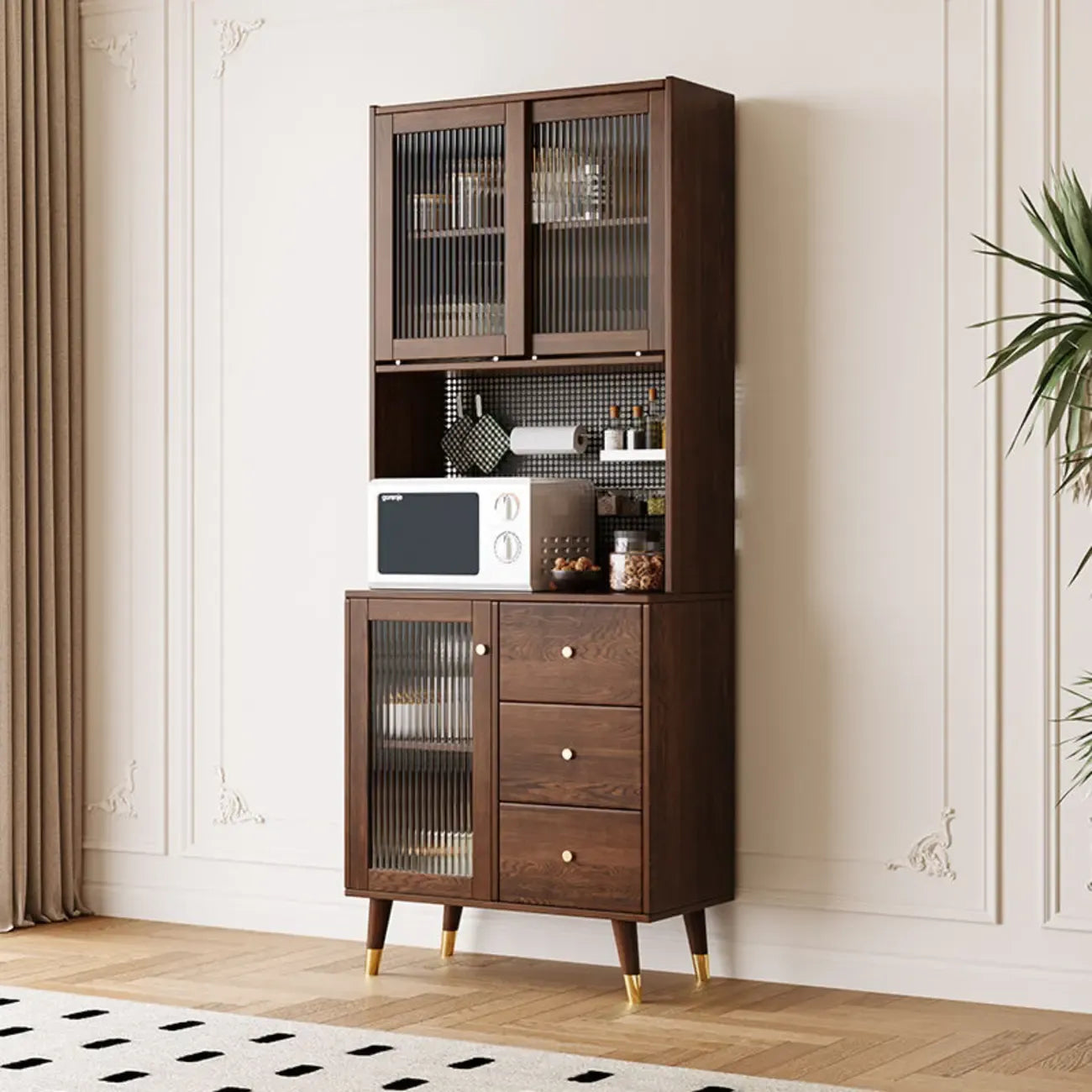 Buffet à trois tiroirs en bois brun avec portes coulissantes en verre