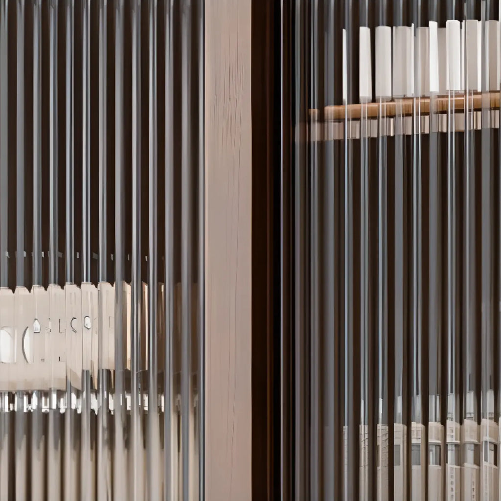 Buffet à trois tiroirs en bois brun avec portes coulissantes en verre