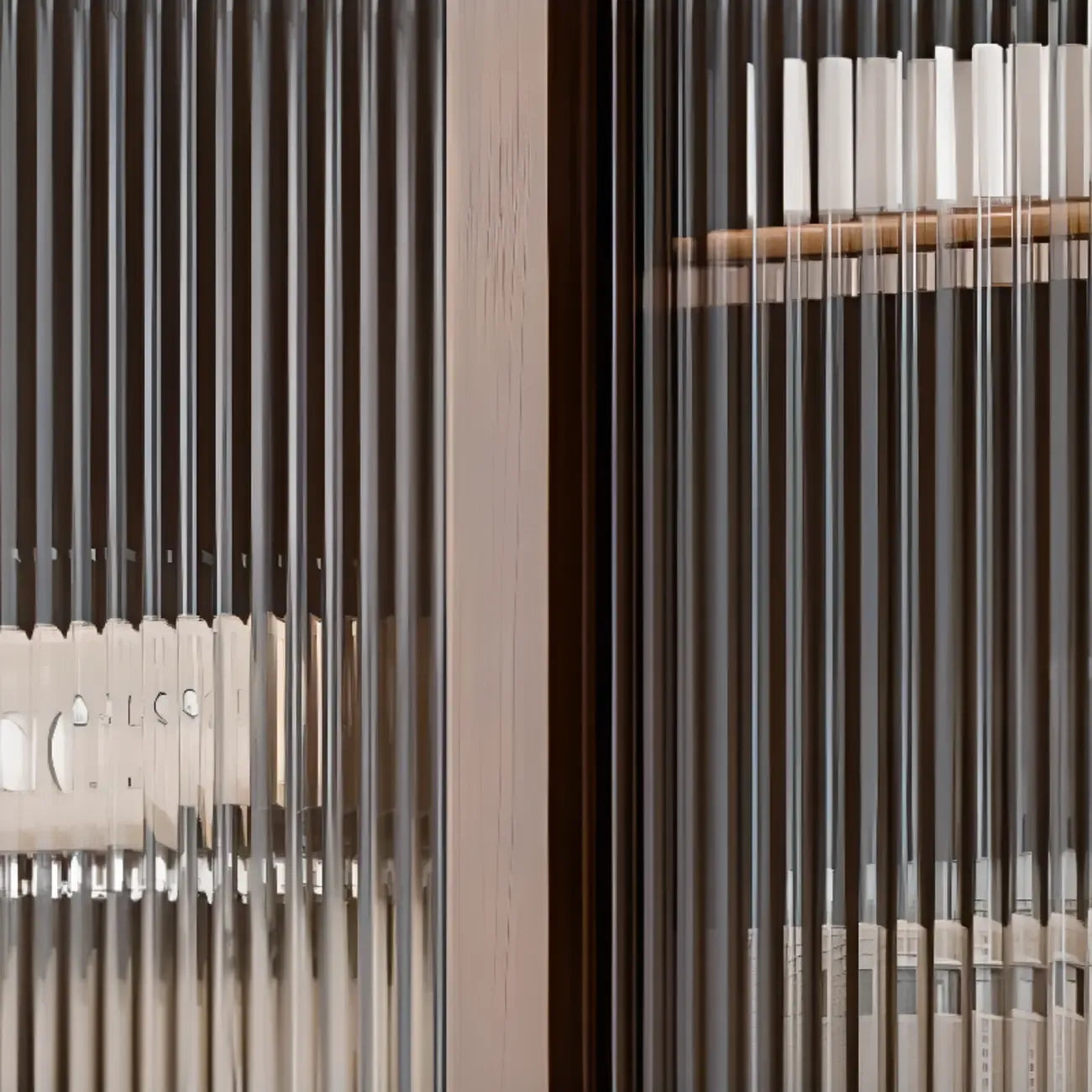 Buffet à trois tiroirs en bois brun avec portes coulissantes en verre