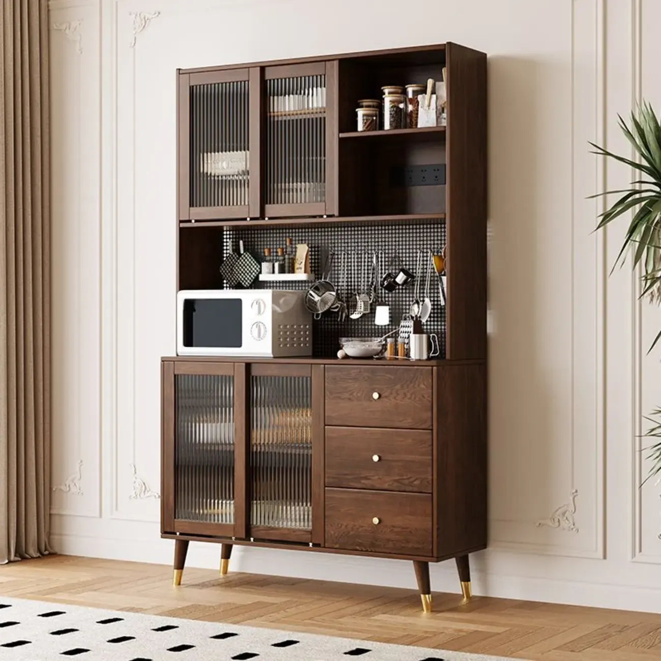 Buffet à trois tiroirs en bois brun avec portes coulissantes en verre