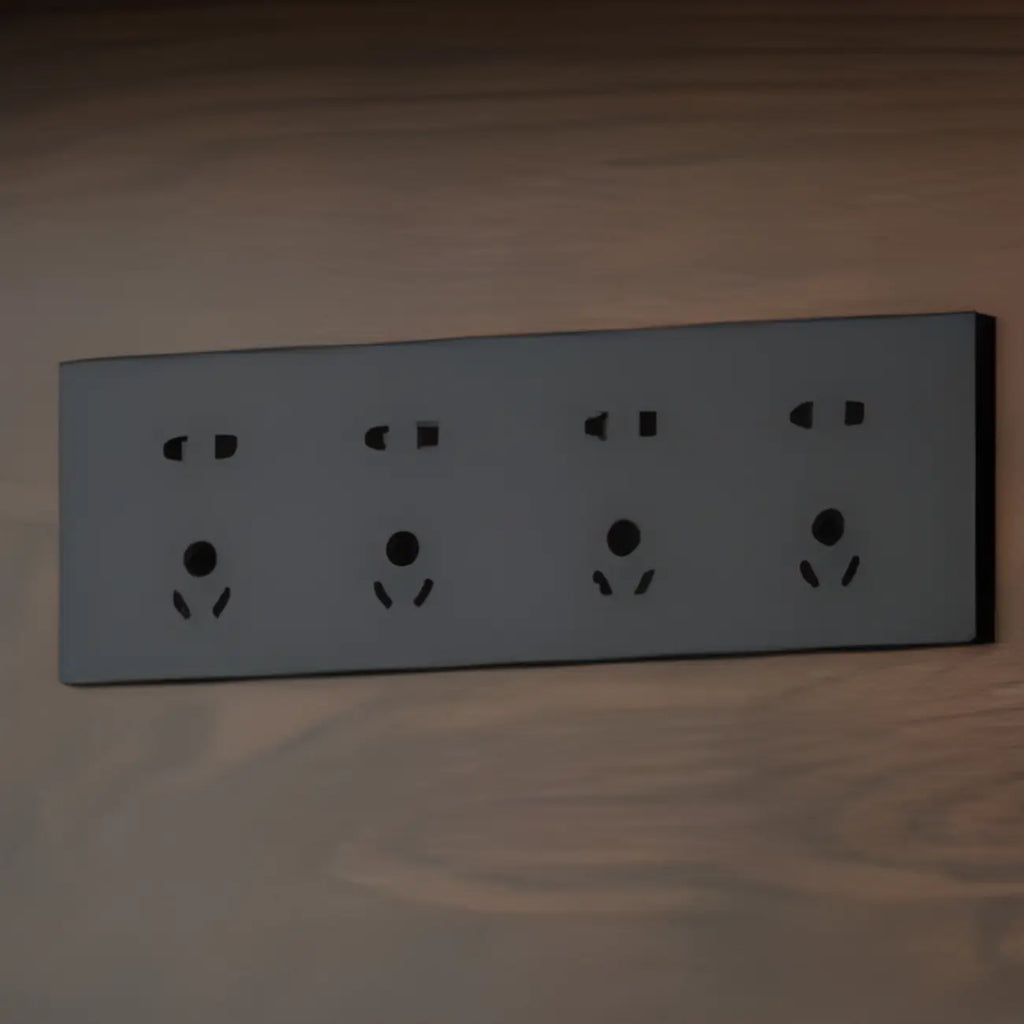 Buffet à trois tiroirs en bois brun avec portes coulissantes en verre