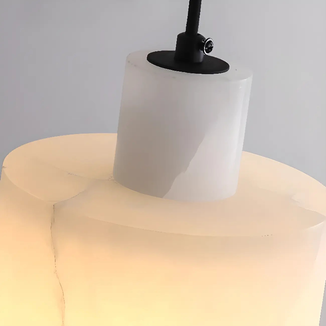 Suspension cylindrique en pierre noire