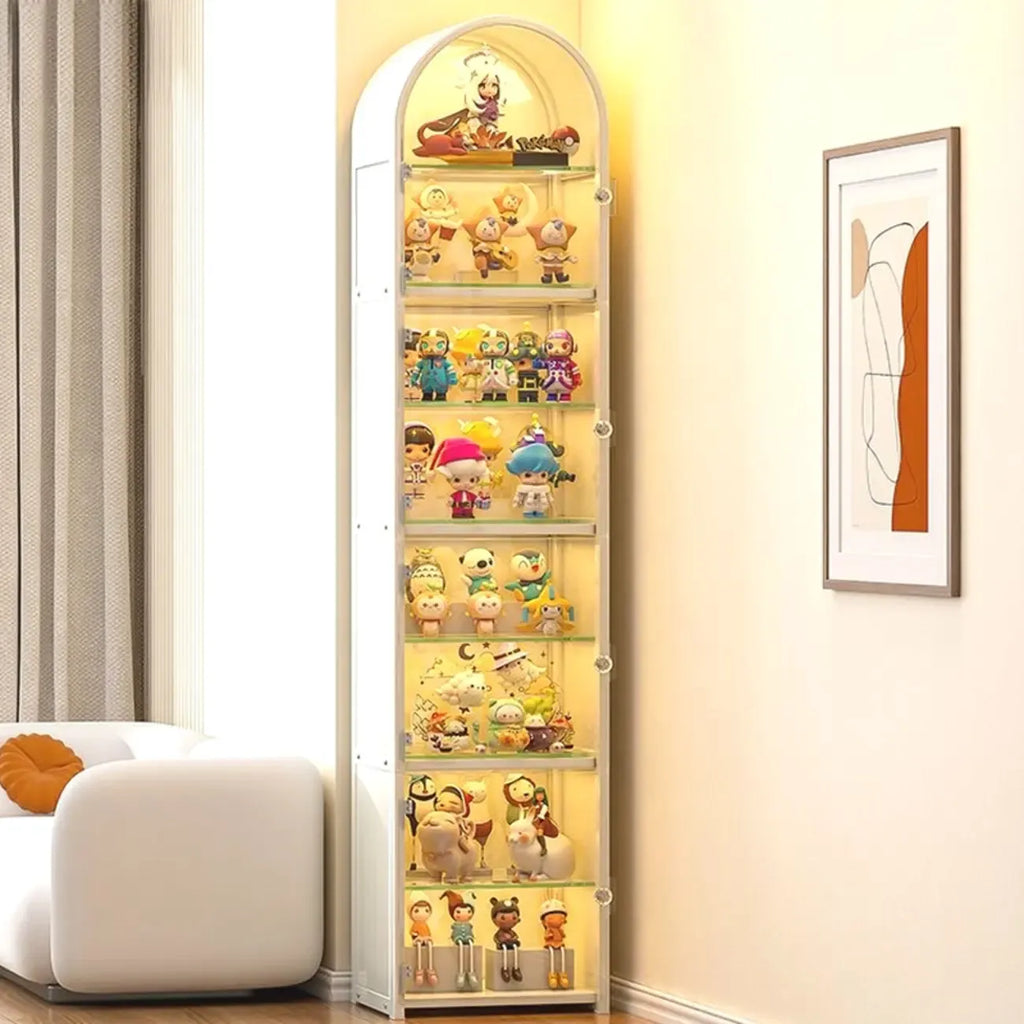 Vitrine d'angle étroite réglable en métal blanc et verre, avec porte-objets en métal et verre.