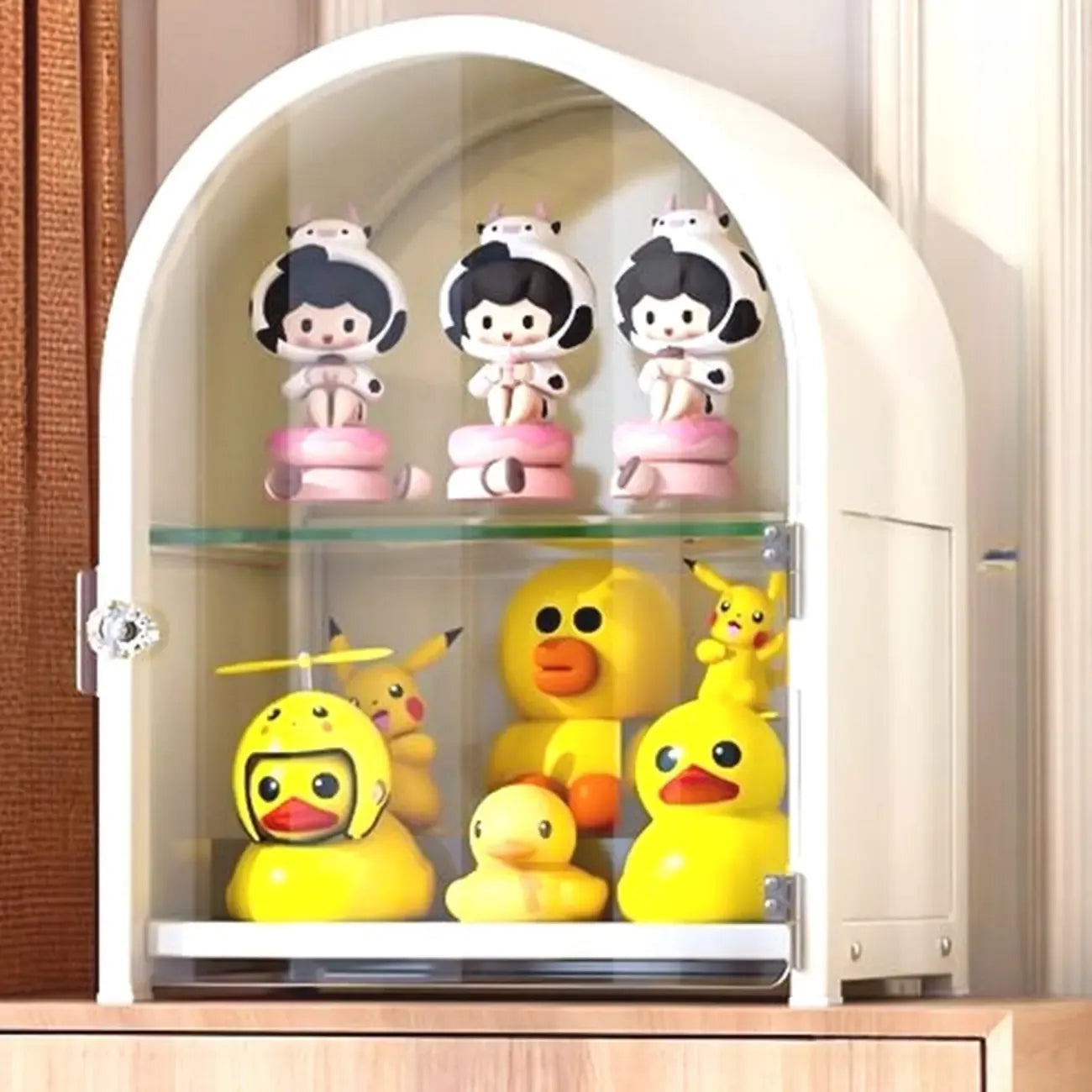 Vitrine d'angle étroite réglable en métal blanc et verre, avec porte-objets en métal et verre.