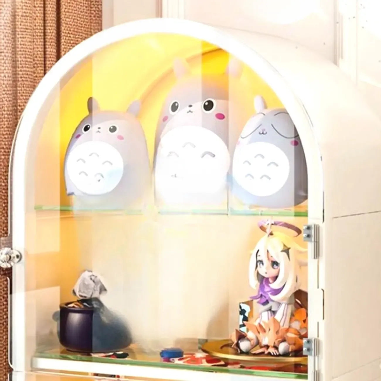 Vitrine d'angle étroite réglable en métal blanc et verre, avec porte-objets en métal et verre.