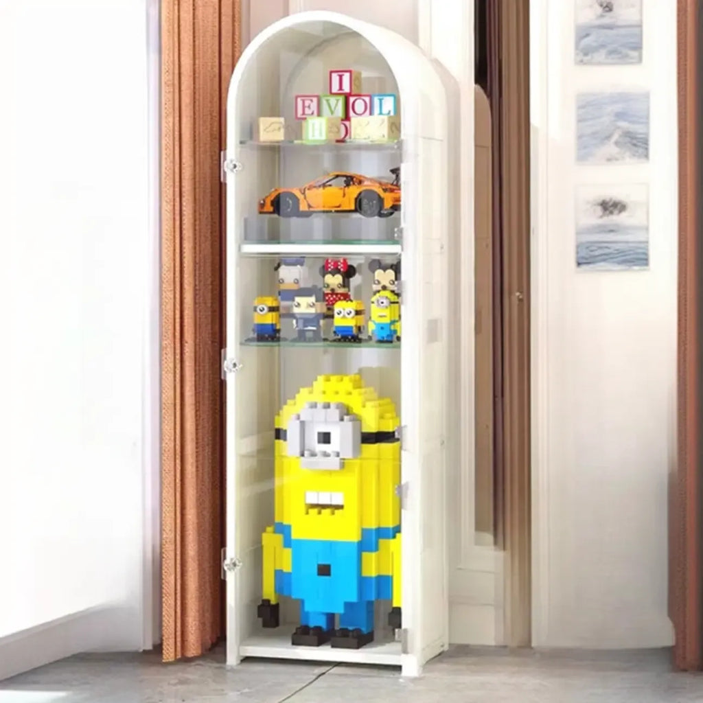 Vitrine d'angle étroite réglable en métal blanc et verre, avec porte-objets en métal et verre.