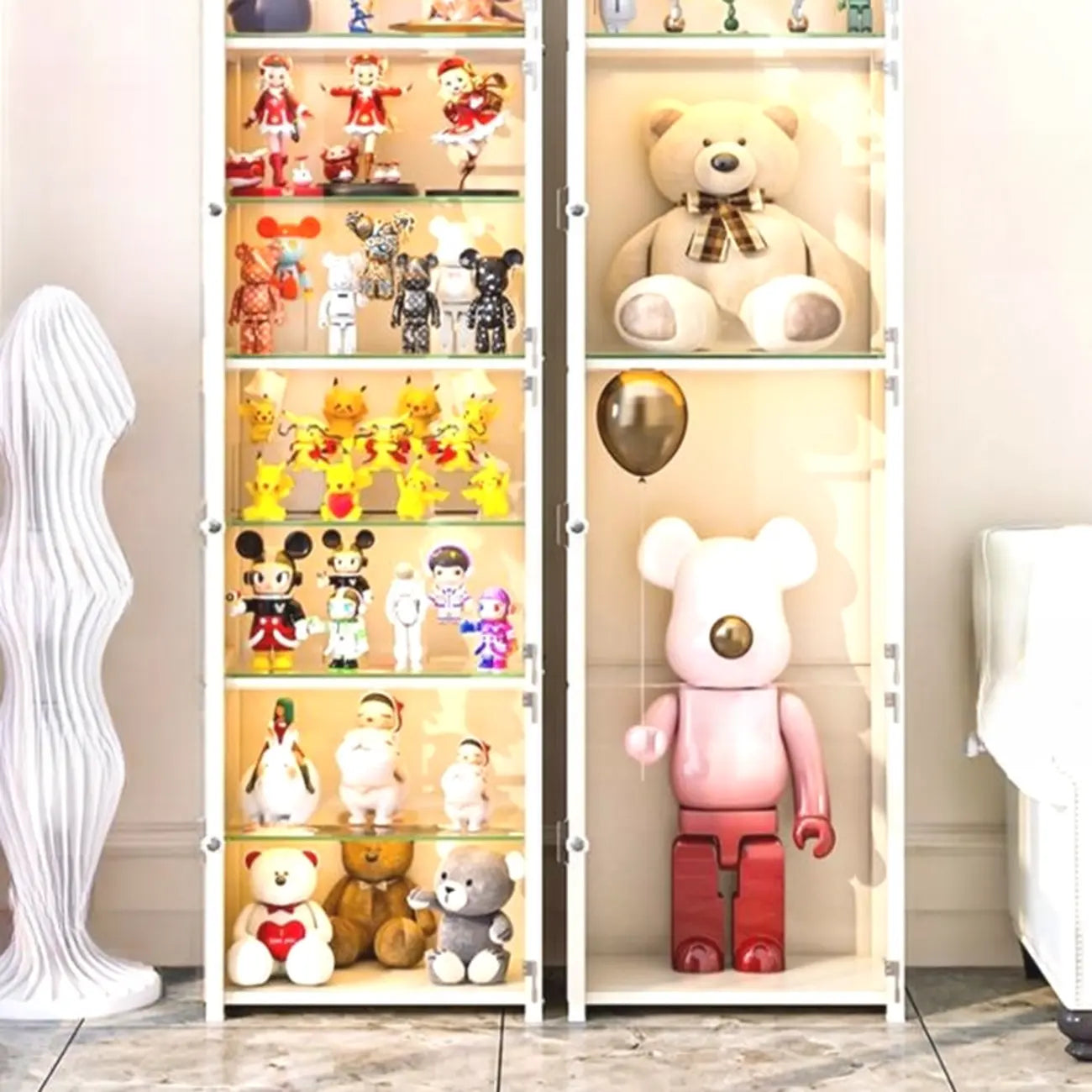 Vitrine d'angle étroite réglable en métal blanc et verre, avec porte-objets en métal et verre.