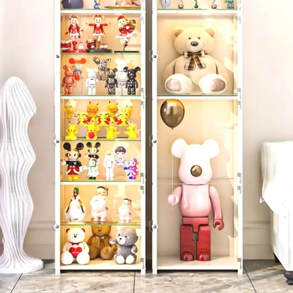 Vitrine d'angle étroite réglable en métal blanc et verre, avec porte-objets en métal et verre.