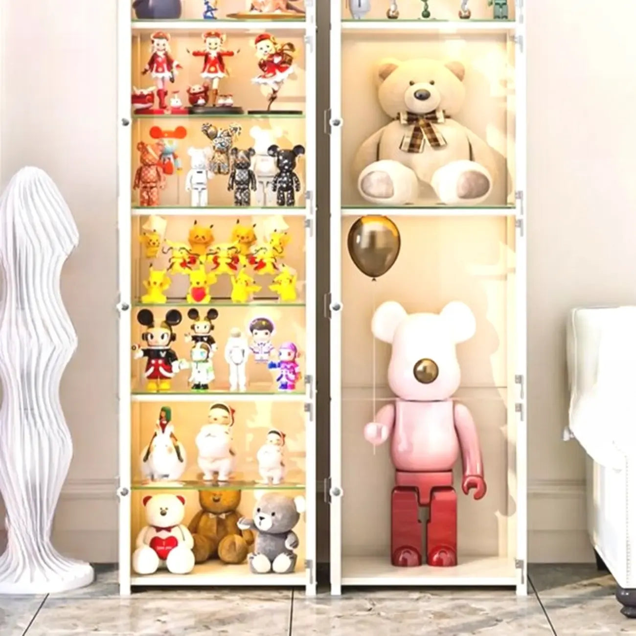 Vitrine d'angle étroite réglable en métal blanc et verre, avec porte-objets en métal et verre.