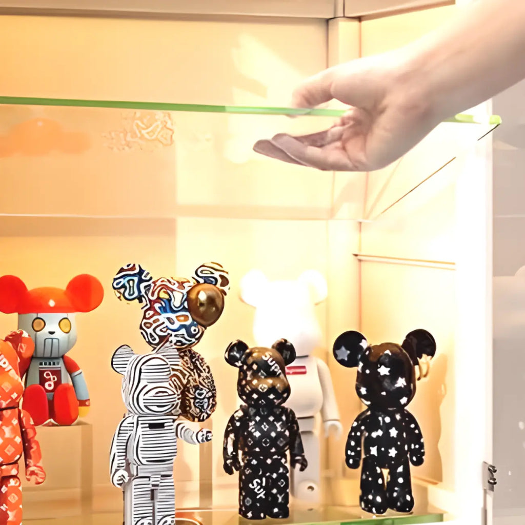 Vitrine d'angle étroite réglable en métal blanc et verre, avec porte-objets en métal et verre.