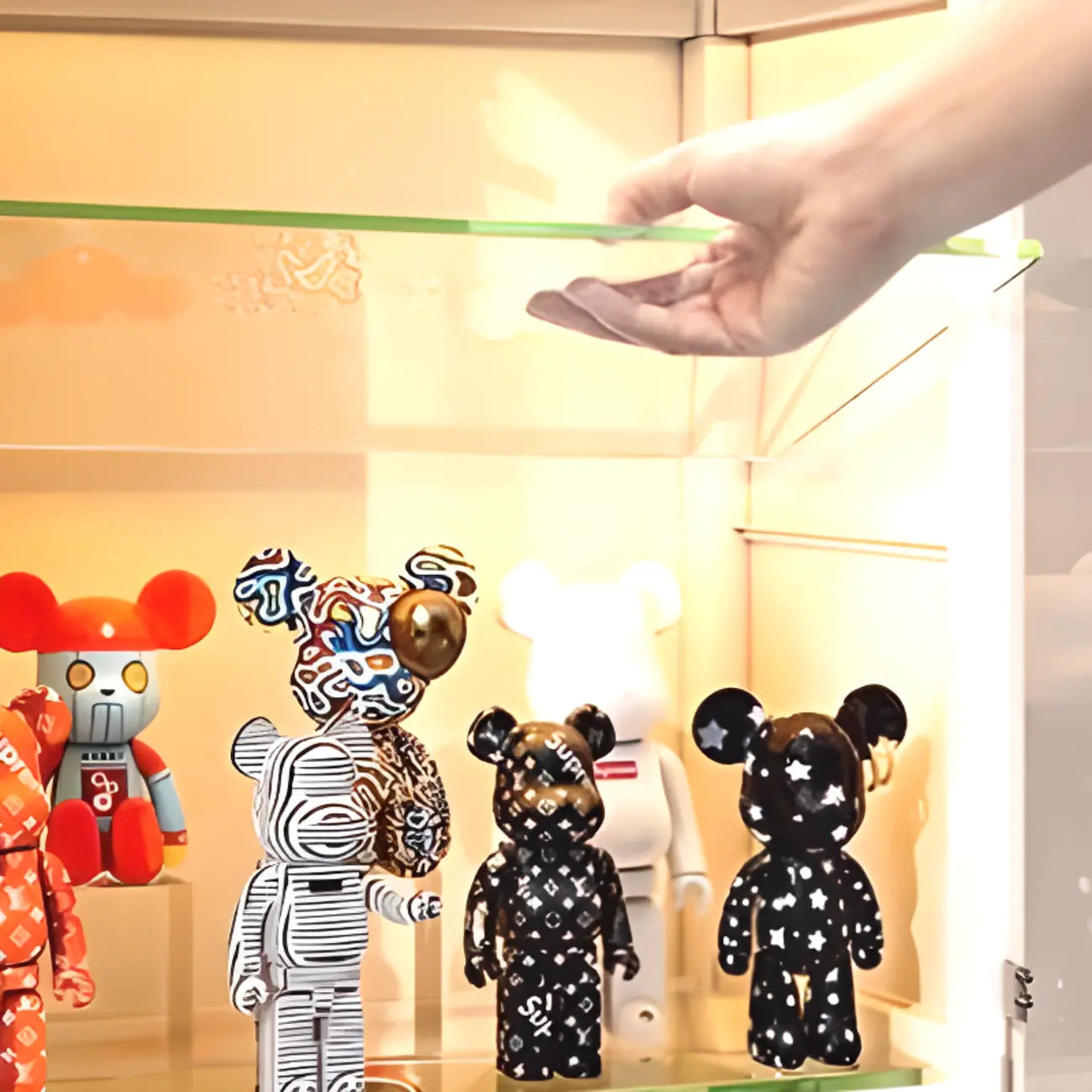 Vitrine d'angle étroite réglable en métal blanc et verre, avec porte-objets en métal et verre.