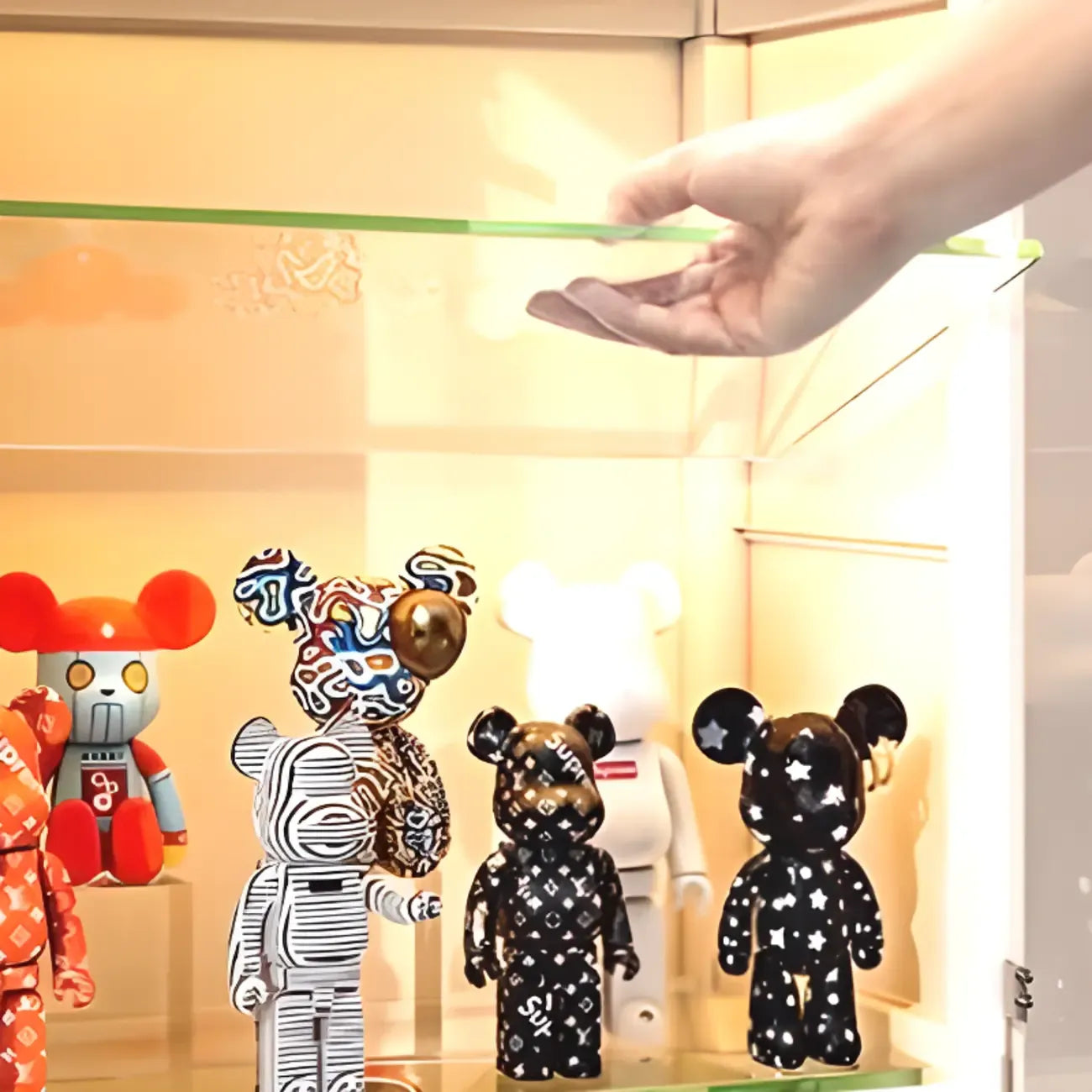 Vitrine d'angle étroite réglable en métal blanc et verre, avec porte-objets en métal et verre.