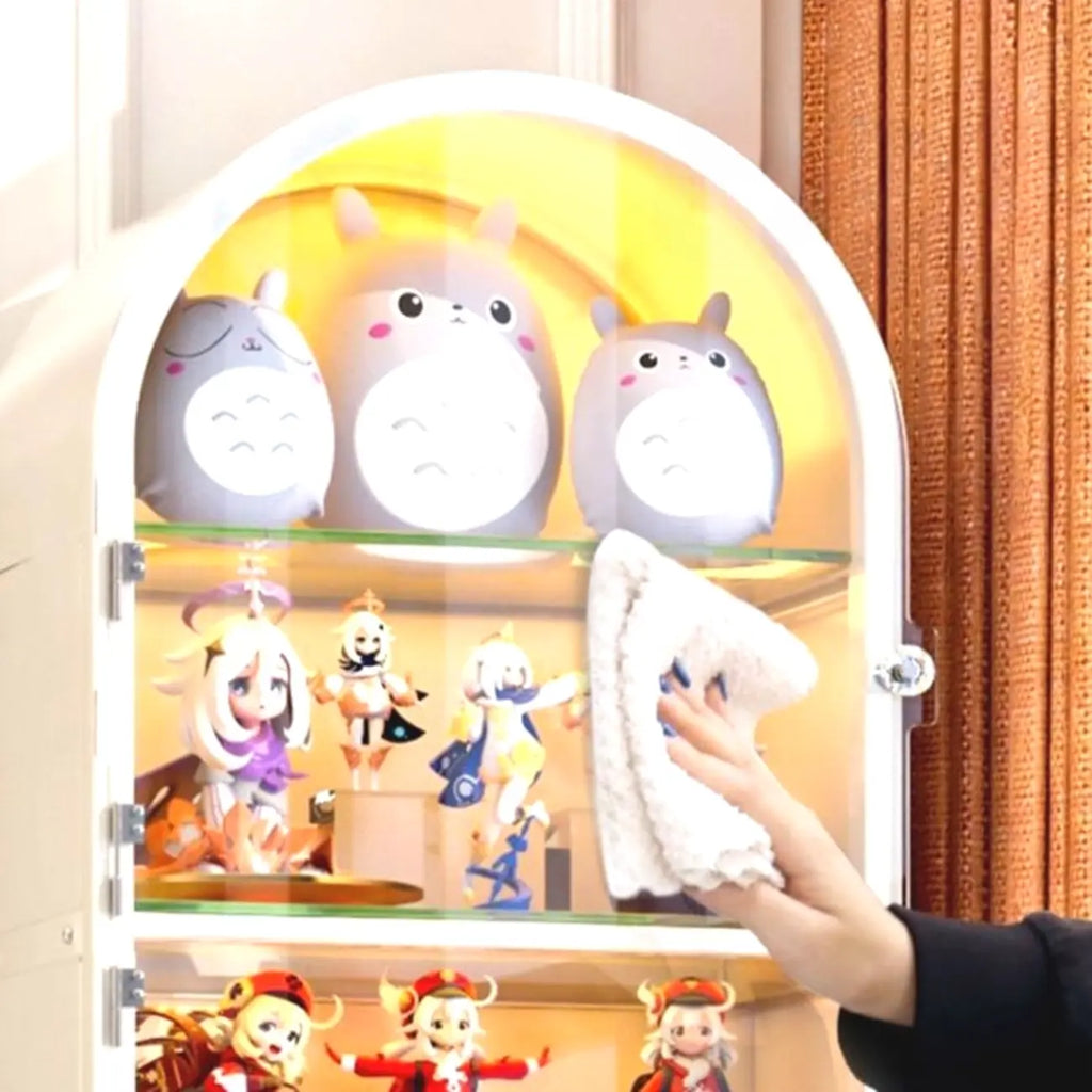 Vitrine d'angle étroite réglable en métal blanc et verre, avec porte-objets en métal et verre.