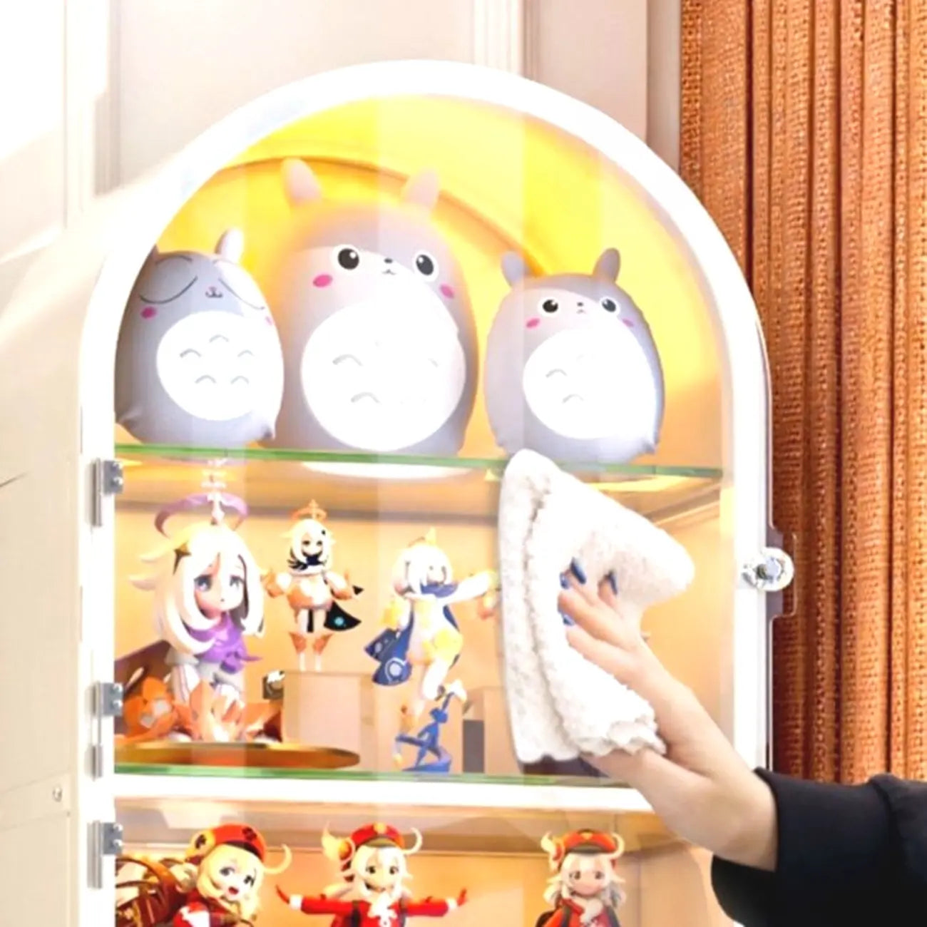 Vitrine d'angle étroite réglable en métal blanc et verre, avec porte-objets en métal et verre.