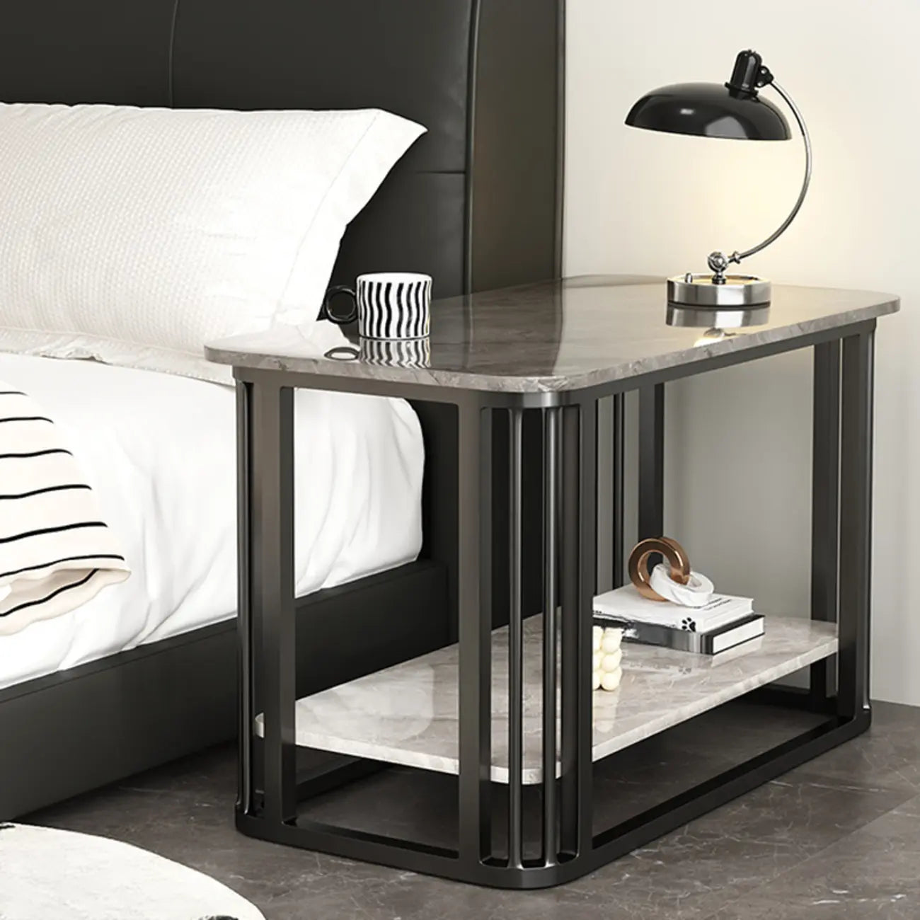 Table basse rectangulaire de luxe dorée à deux niveaux avec plateau en pierre