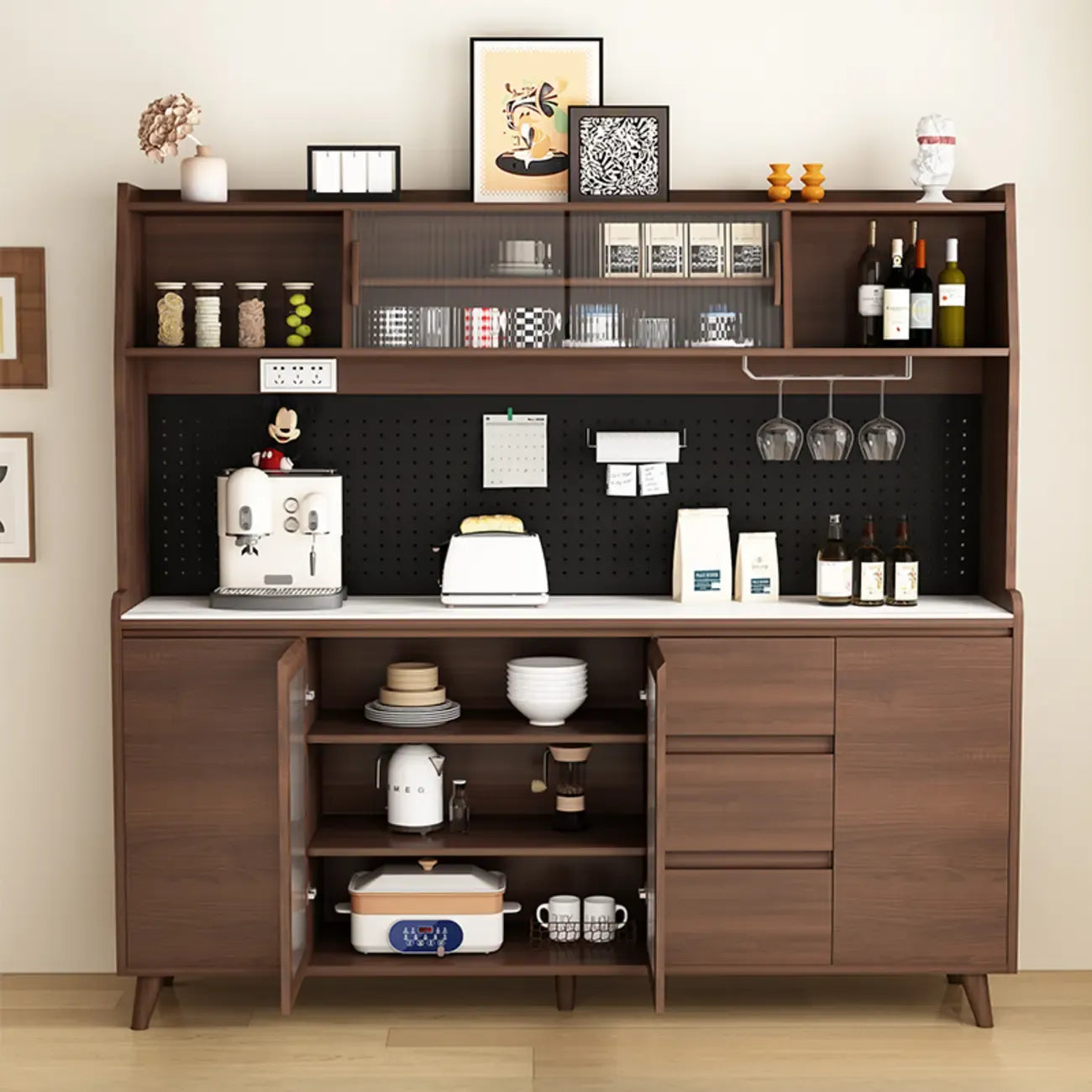 Buffet de cuisine en bois brun avec tiroir