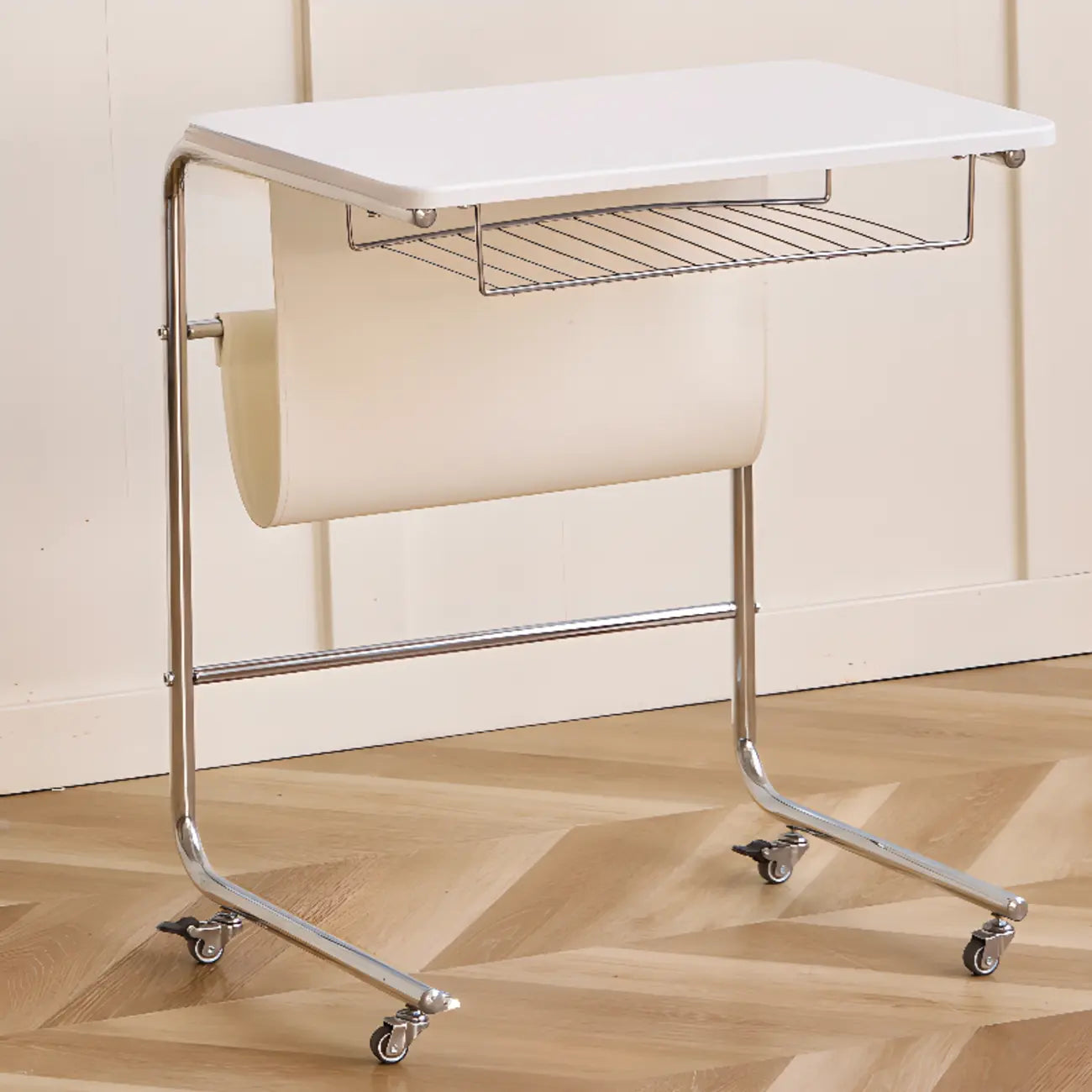 Table d'appoint minimaliste à roulettes en métal avec plateau en bois et structure en forme de C