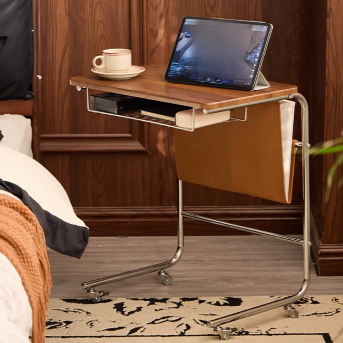 Table d'appoint minimaliste à roulettes en métal avec plateau en bois et structure en forme de C