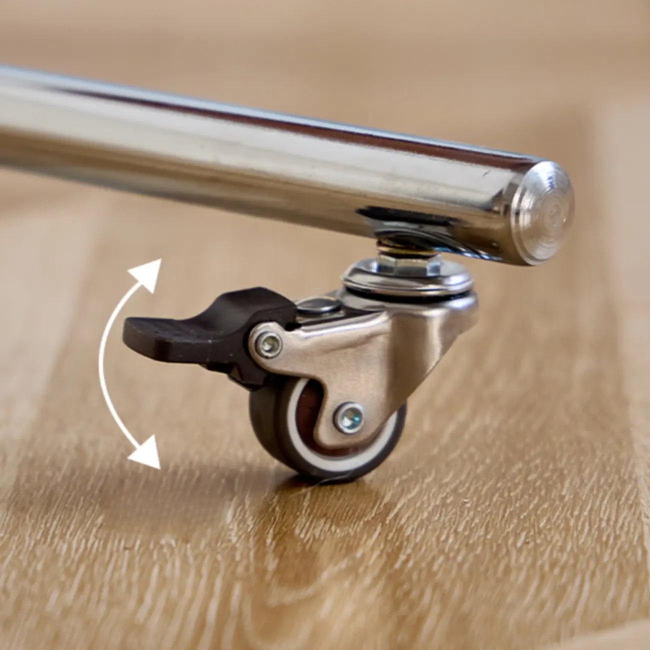 Table d'appoint minimaliste à roulettes en métal avec plateau en bois et structure en forme de C