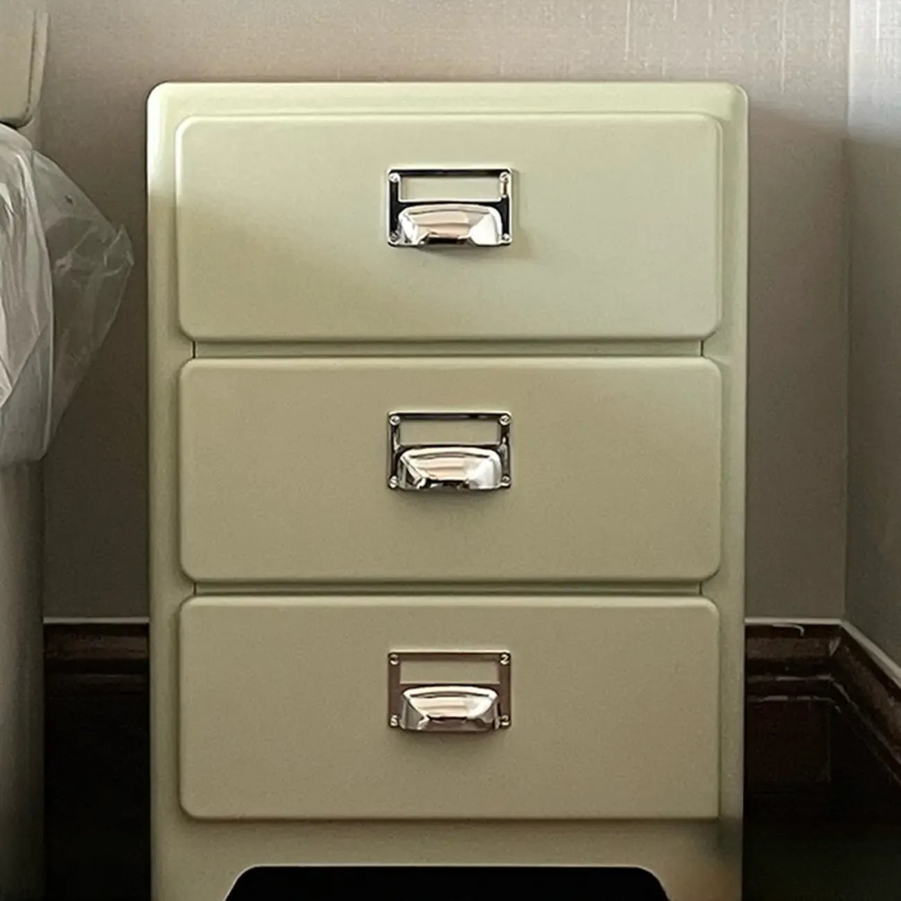 Table de chevet scandinave en bois à 3 tiroirs avec pieds