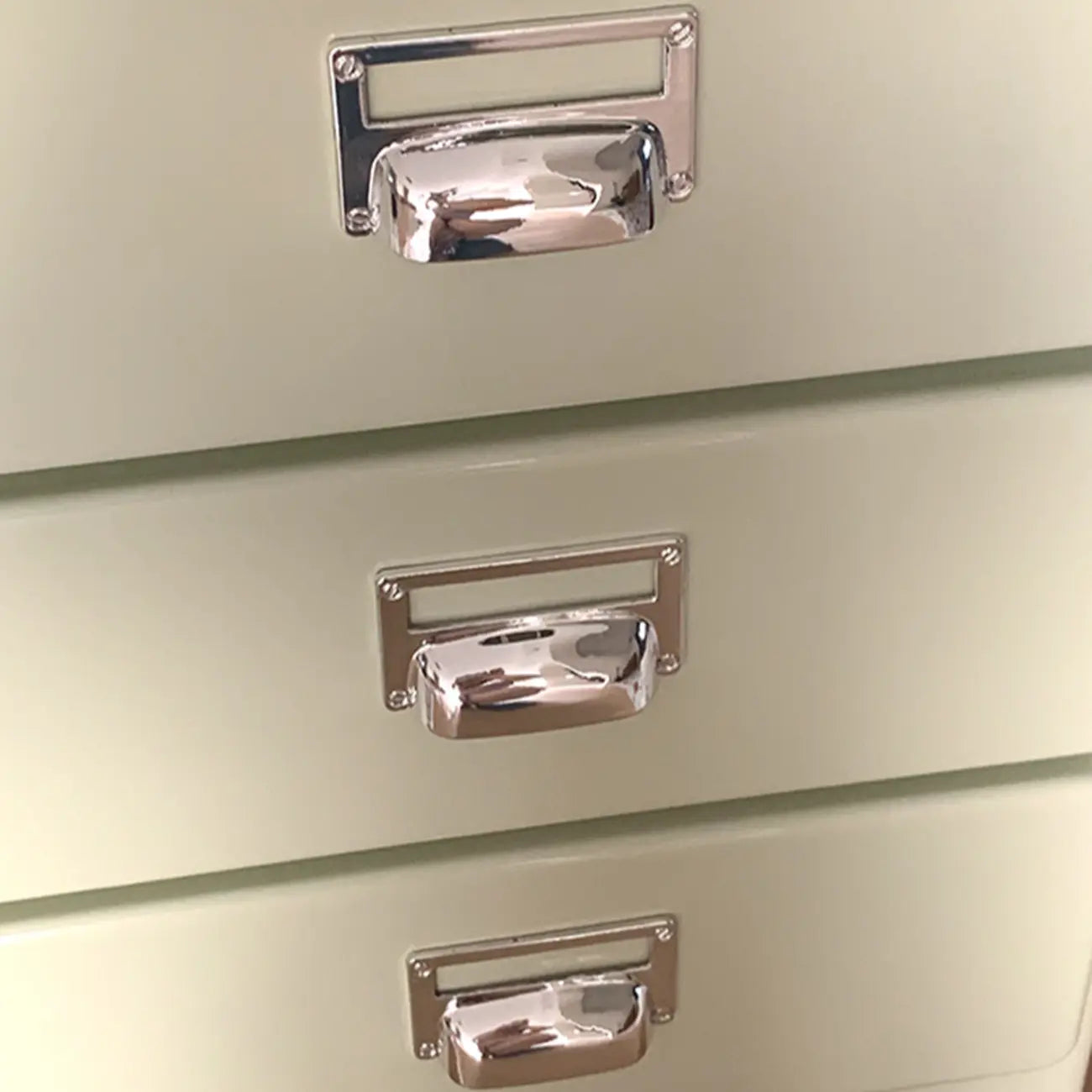 Table de chevet scandinave en bois à 3 tiroirs avec pieds