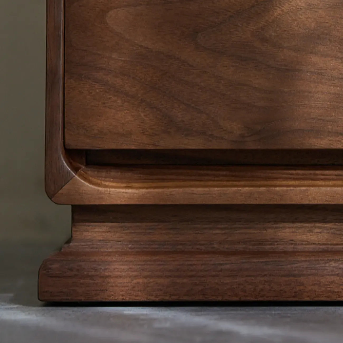 Table de chevet compacte et moderne en bois avec tiroir
