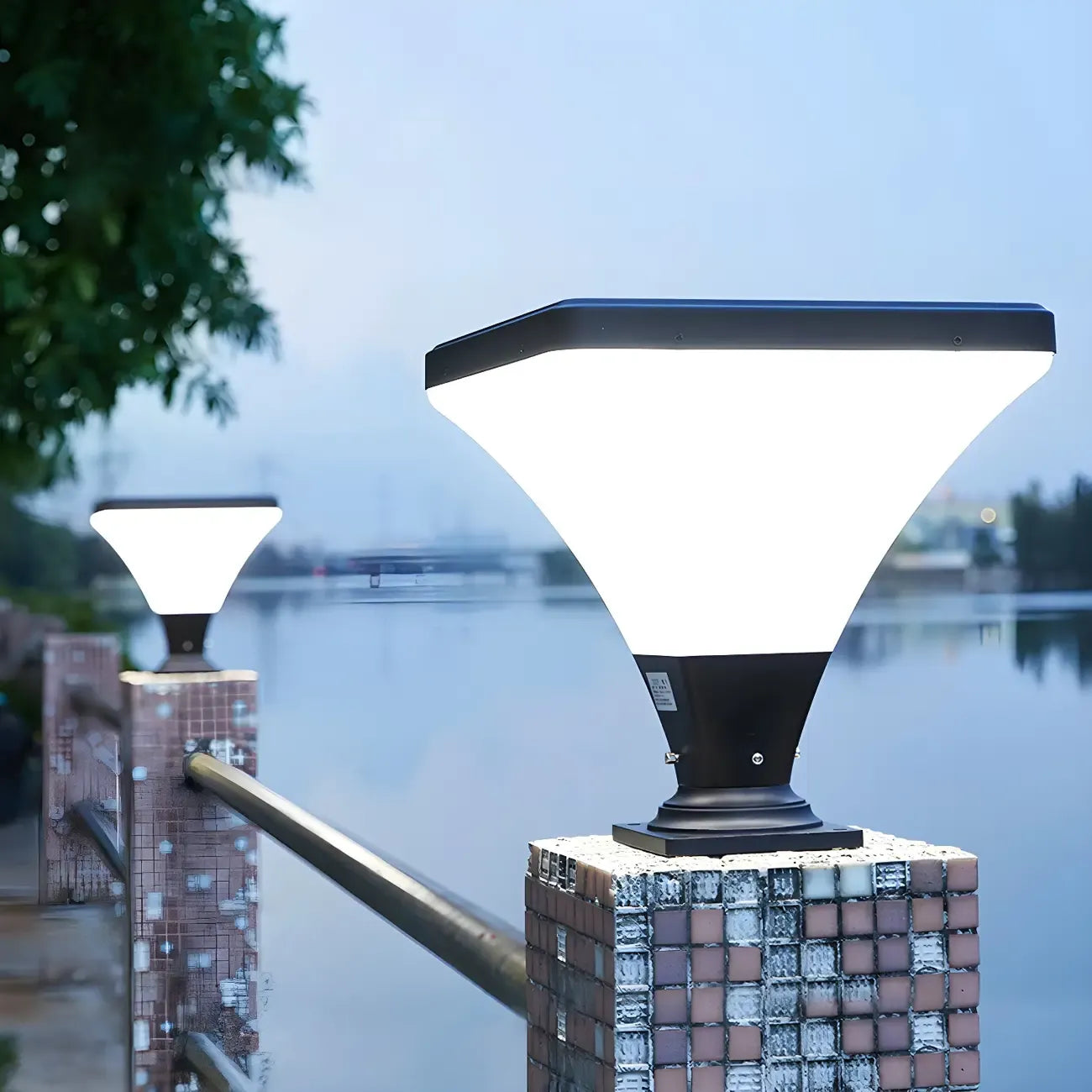 Lampes solaires pyramidales d'extérieur télécommandées