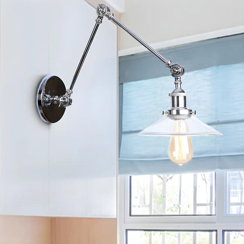 Applique murale industrielle à bras articulé argenté avec abat-jour transparent
