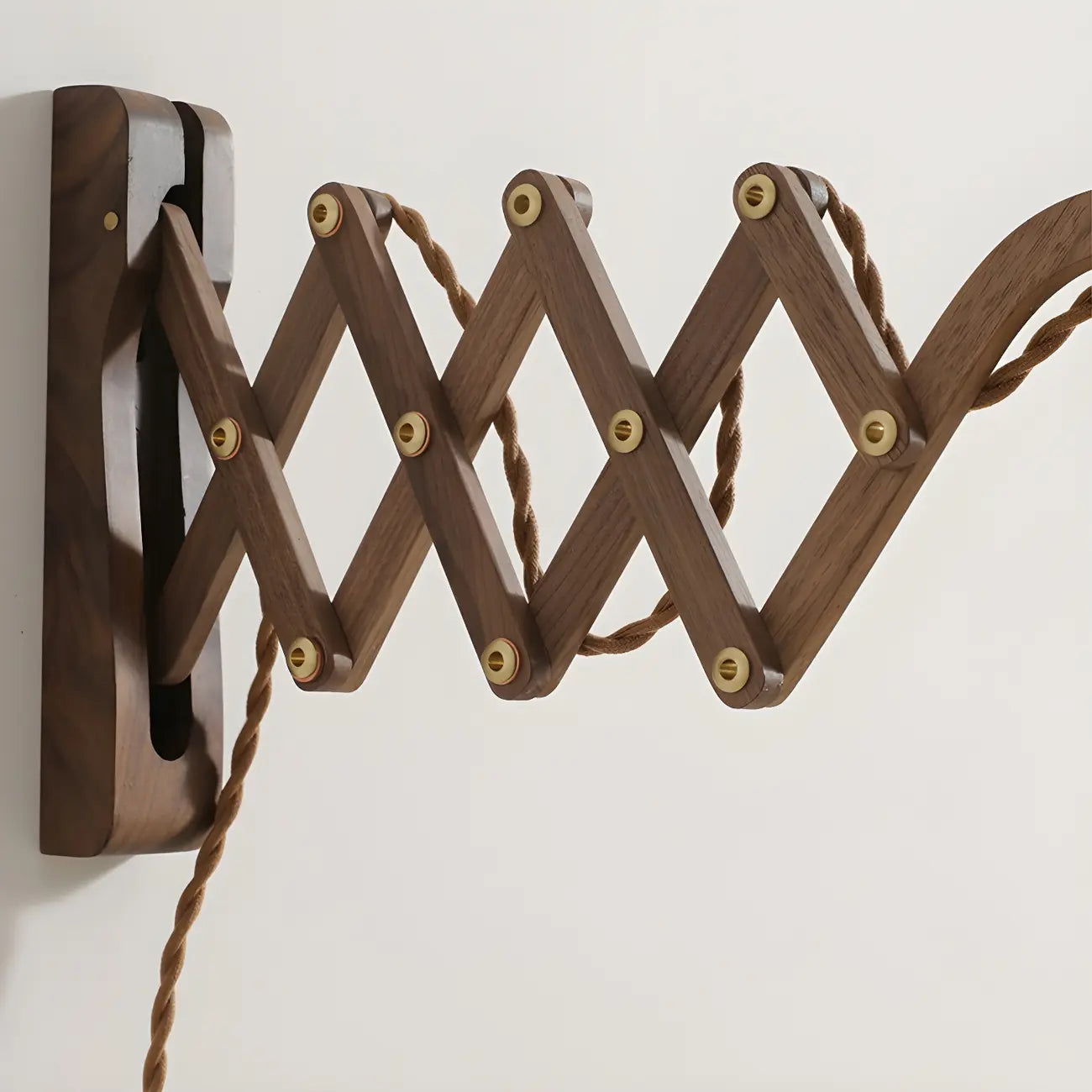 Applique murale vintage en bois brun à bras articulé rétractable