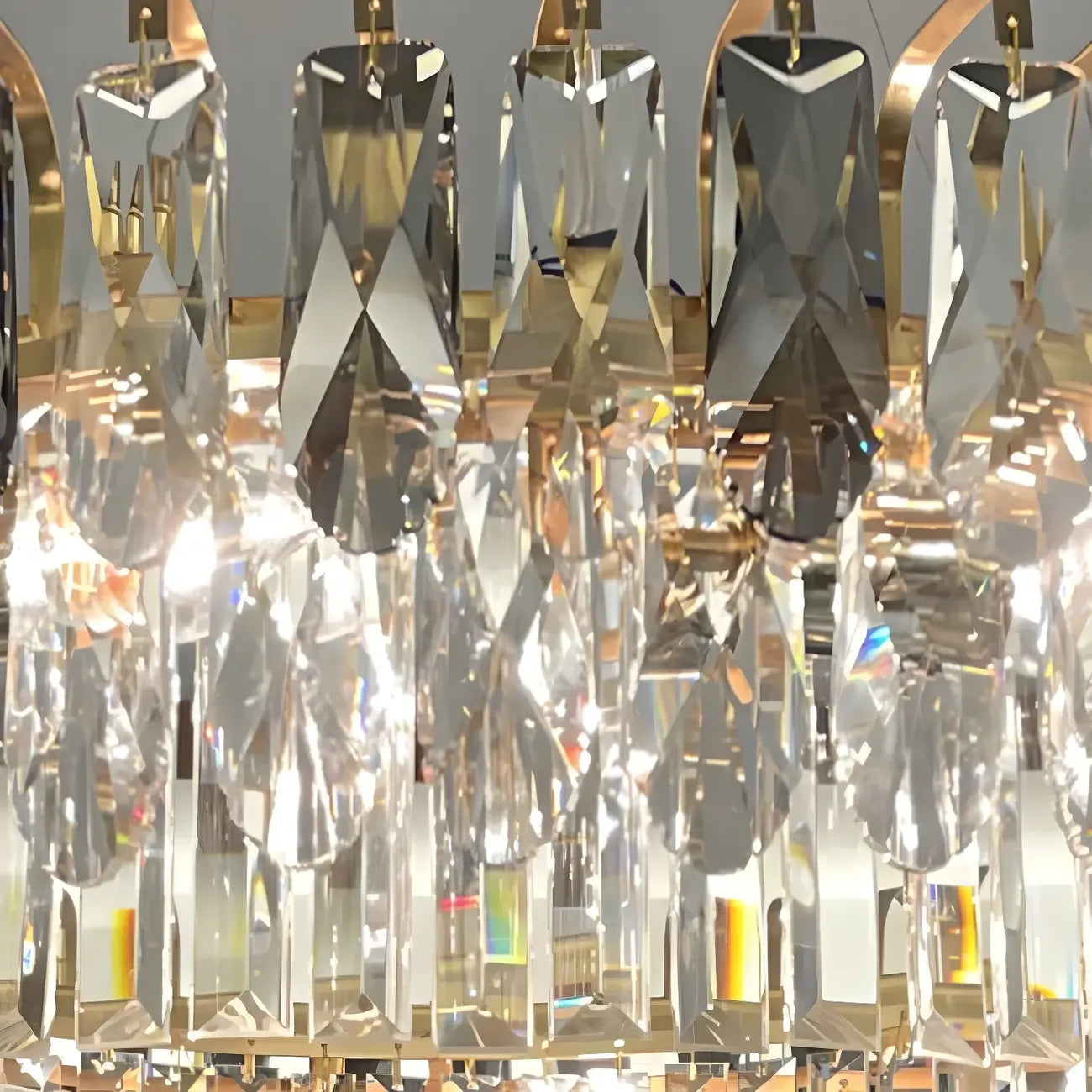 Lustre ovale moderne et élégant en cristal clair