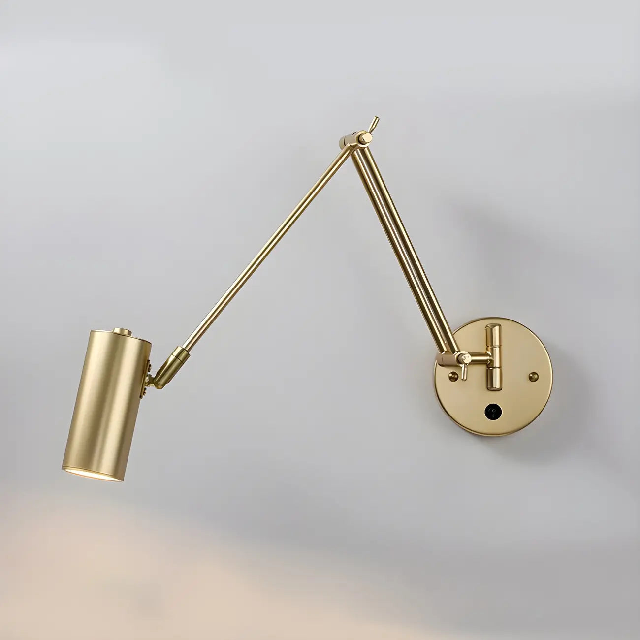 Applique murale élégante et profilée en métal à bras articulé